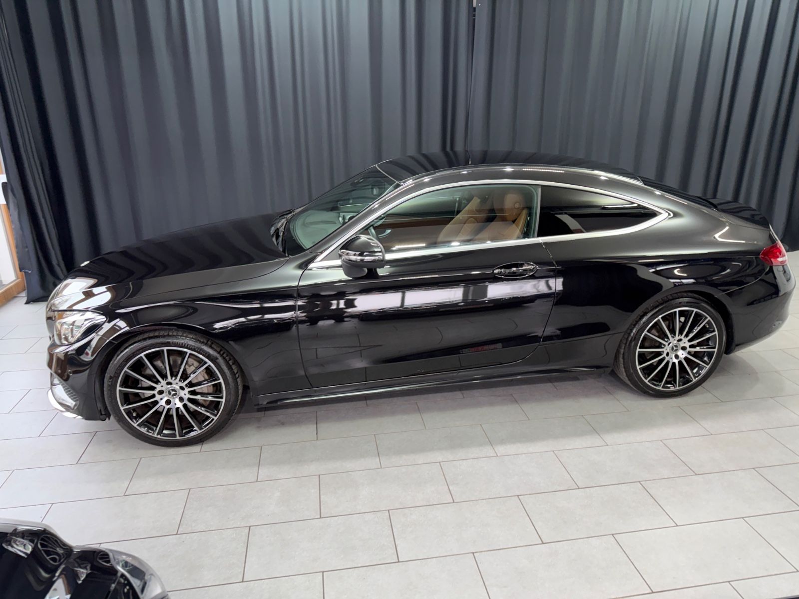 Fahrzeugabbildung Mercedes-Benz C250 Coupe|AMG-LINE|19 ZOLL|ILS-LED|NAVI|AUTOMAT