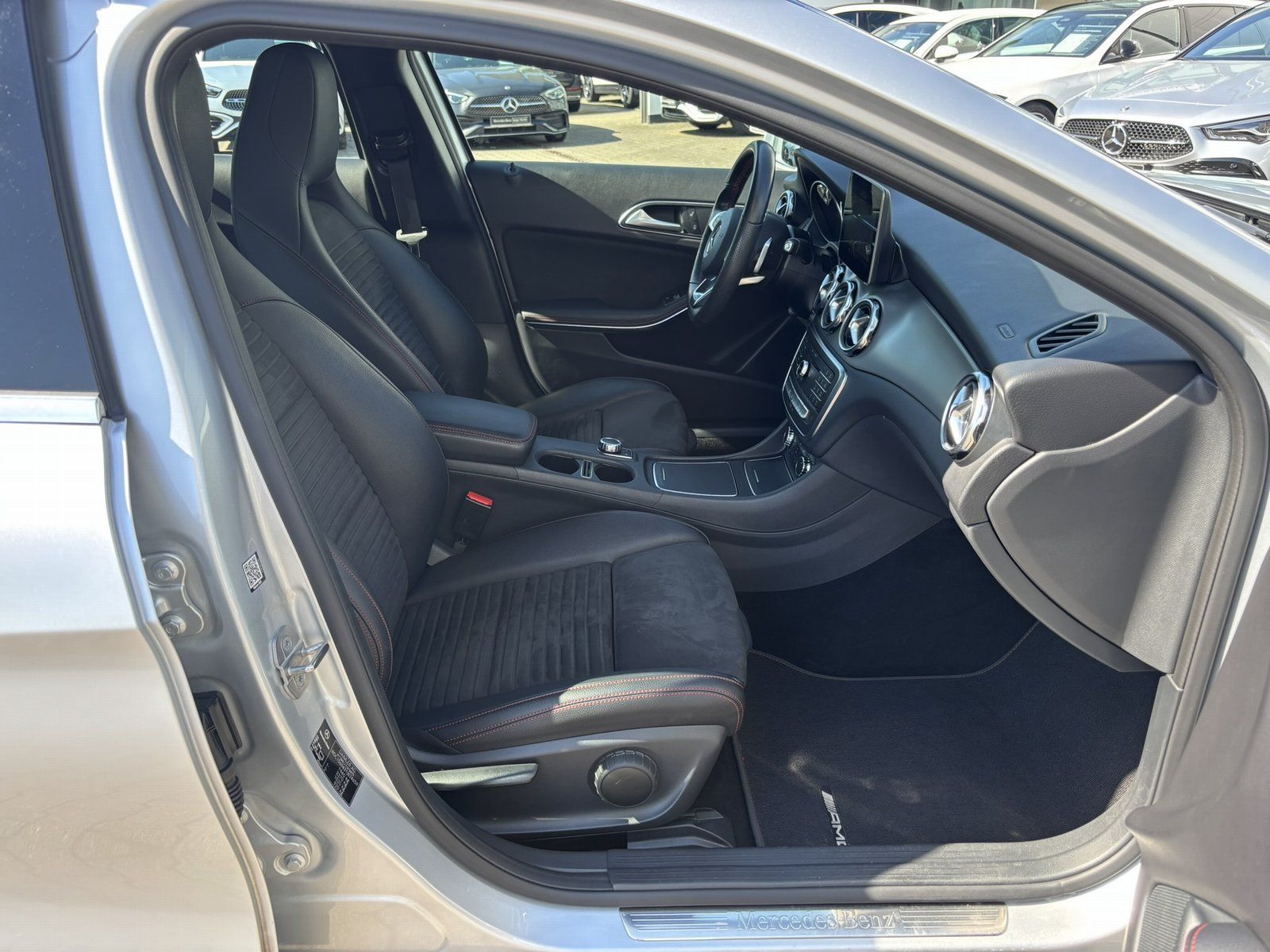 Fahrzeugabbildung Mercedes-Benz GLA 200 AMG*LED*DIGITALES-RADIO*NAVI*CD-PLAYER*