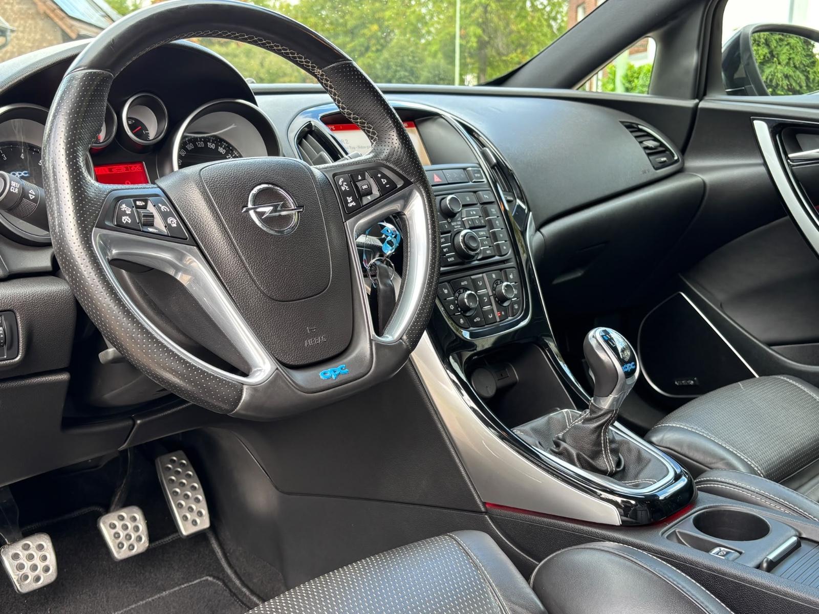 Opel Astra J GTC OPC 2.0 280ch - Carnet entretien - Sièges sport - Régulateur de vitesse - Suspension sport
