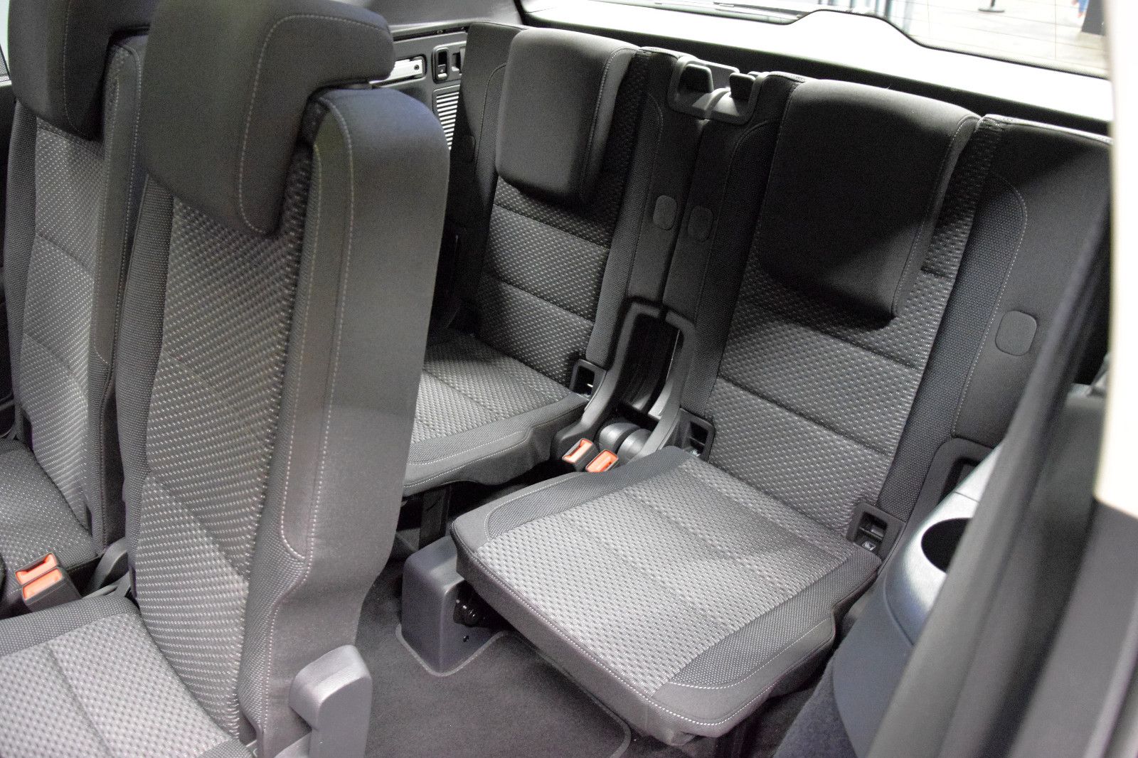 Fahrzeugabbildung Volkswagen Touran Comfortline DSG EasyOpen 7-Sitze ACC Pano