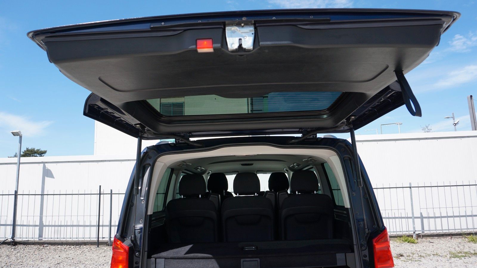 Fahrzeugabbildung Mercedes-Benz V 220d EDITION lang  7 Sitze,Navi,AHK,SR+WR