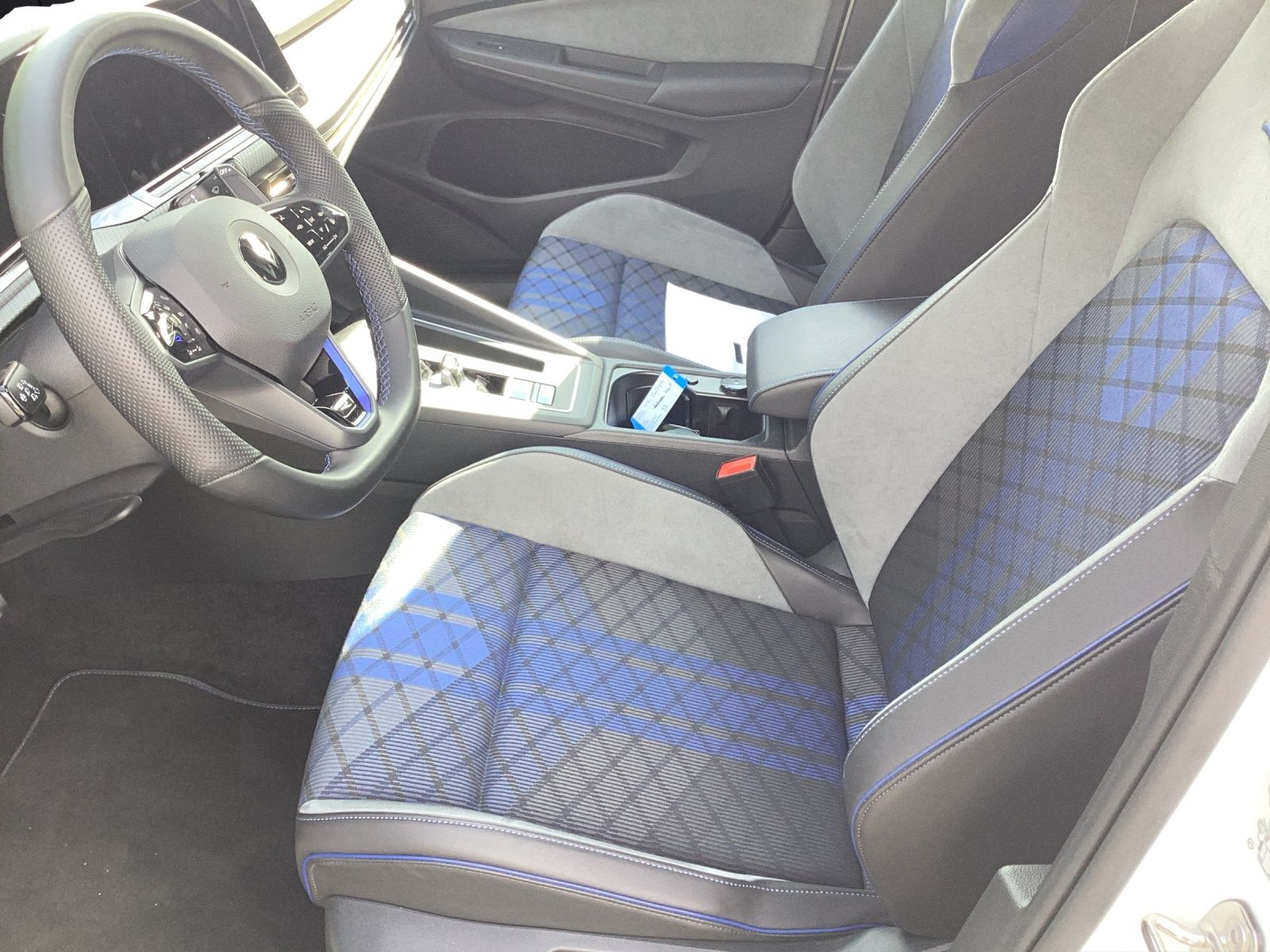 Fahrzeugabbildung Volkswagen Golf VIII R DSG 4M Black-Stye Matrix Akrapovic H