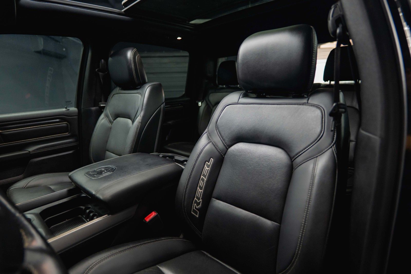 Fahrzeugabbildung Dodge RAM 5.7 V8 HEMI 4x4 REBEL LIMITED RamBox ACC 19%