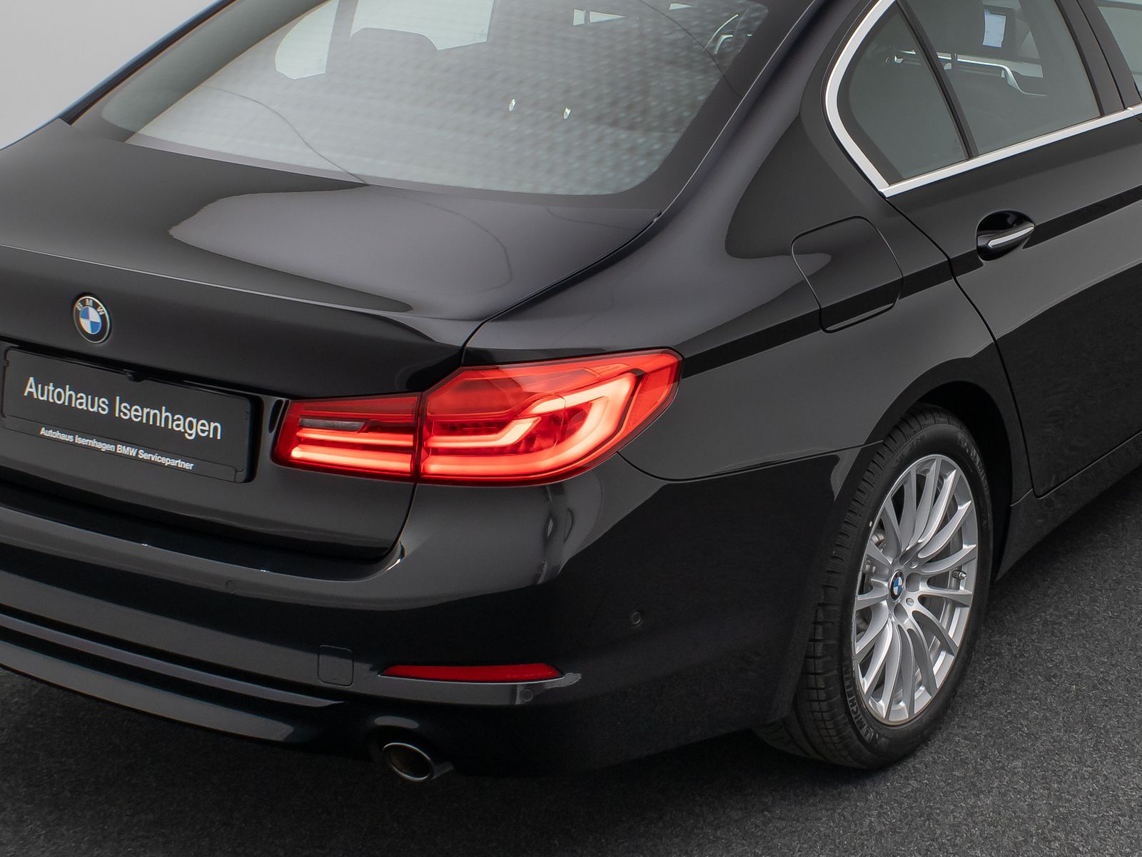 Fahrzeugabbildung BMW 530d Sport Line ACC Kamera HUD HiFi DisplayKey