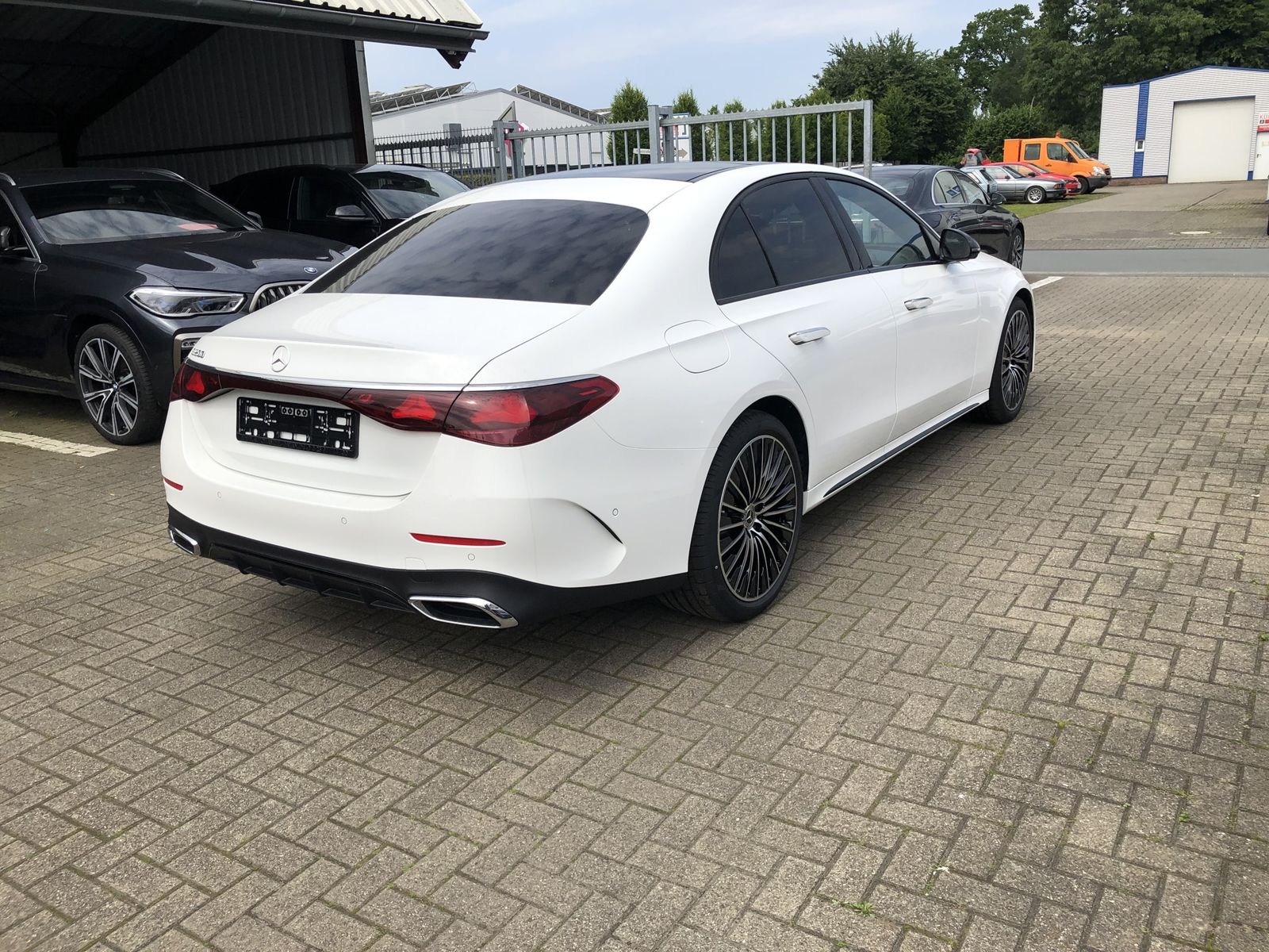 Mercedes-Benz E 200 AMG Sport Pano Superscreen BurmHead imagem 3