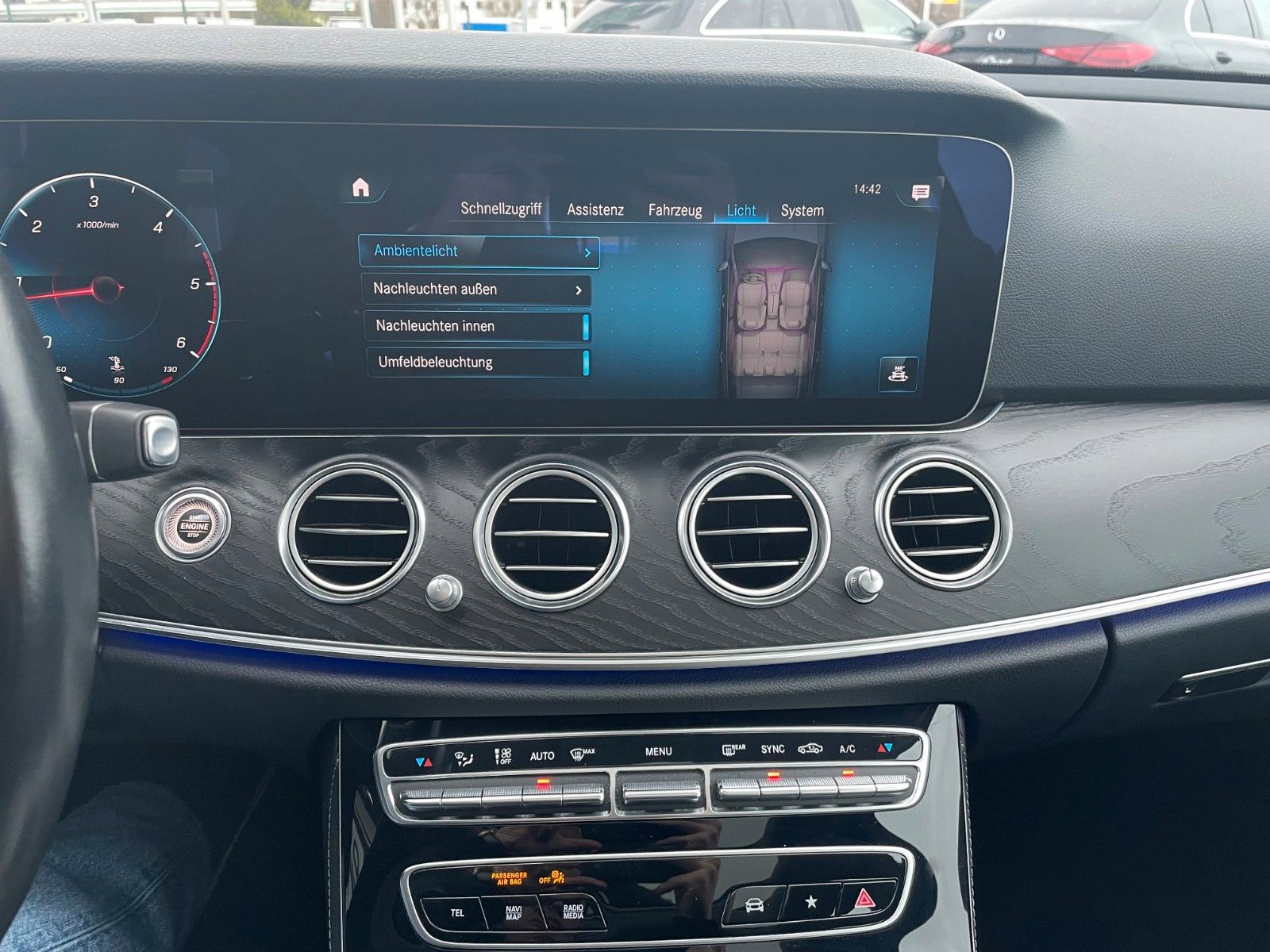 Fahrzeugabbildung Mercedes-Benz E 220 d T Pano+Ambiente+Distr+360°+Comand+DAB