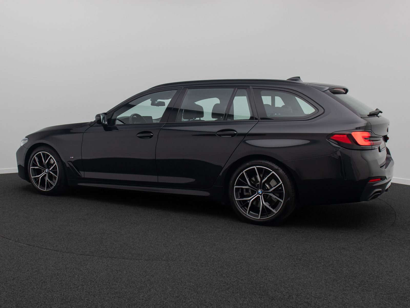 Fahrzeugabbildung BMW 530d M Sport HUD Panorama DAB Kamera HiFi 19Zoll