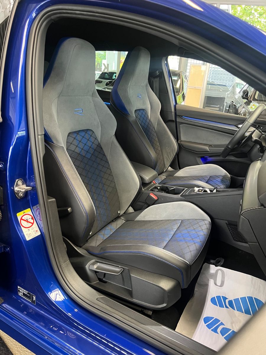 Fahrzeugabbildung Volkswagen Golf VIII Lim. R 4Motion *LAPIZ BLUE*KAMERA*IQ*