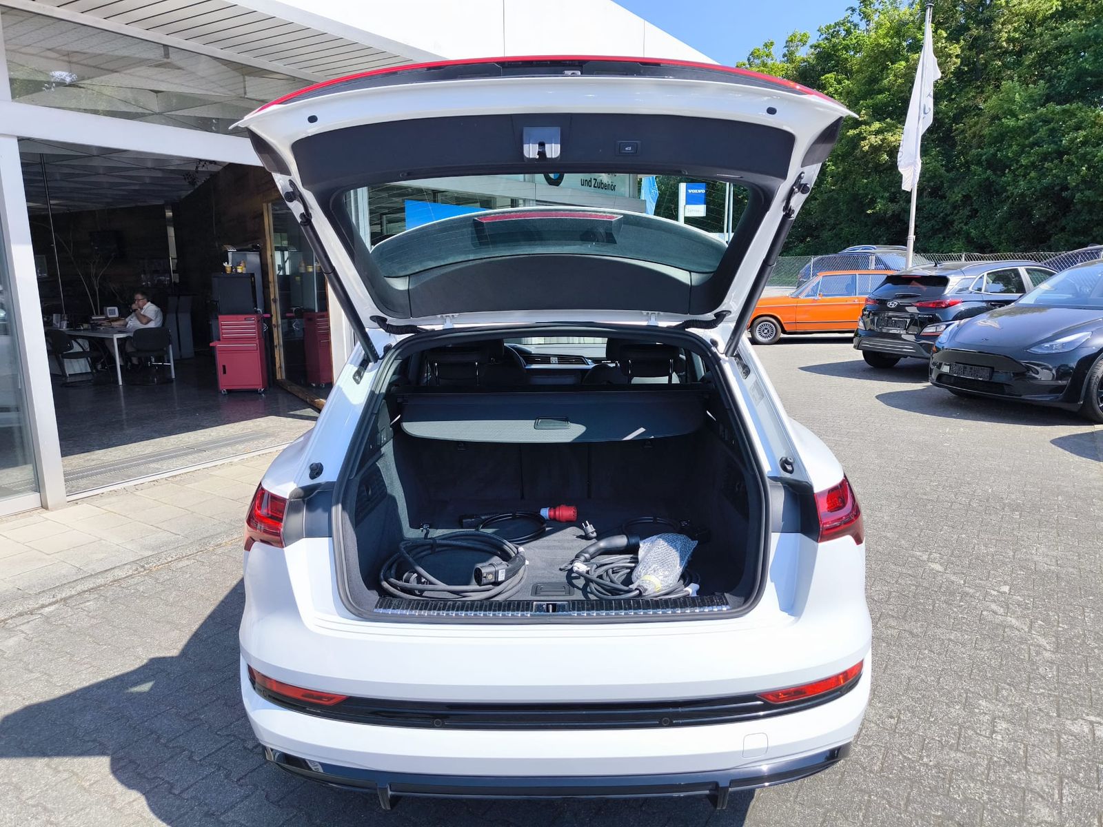 Fahrzeugabbildung Audi e-tron S LINE BLACK EDITION LED+SHZ+KAM+B&O+ACC+