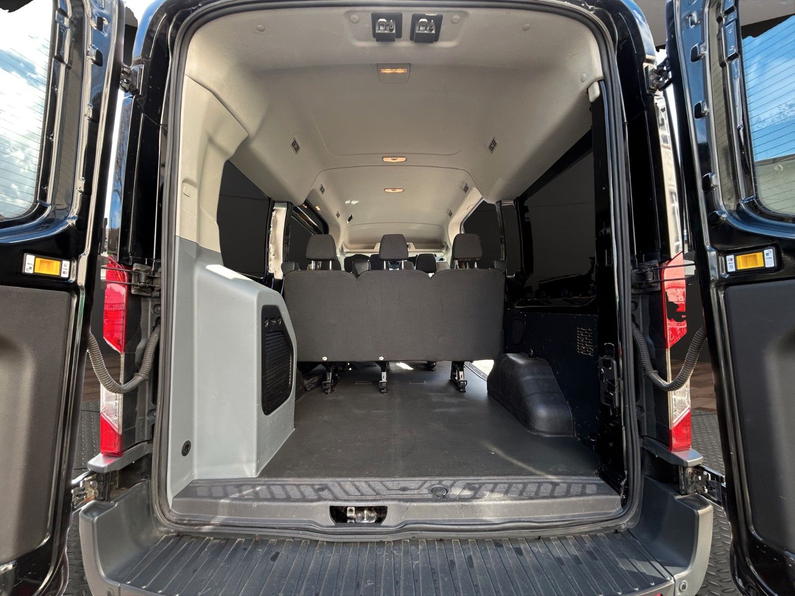 Fahrzeugabbildung Ford Transit 350 L2 Trend 9 Sitzer/Kamara/Automtik/