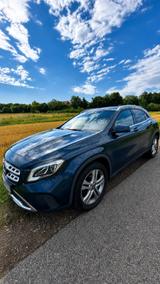 Mercedes-Benz GLA 220 d 4MATIC DCT - - blaue Mercedes-Benz GLA-Klasse