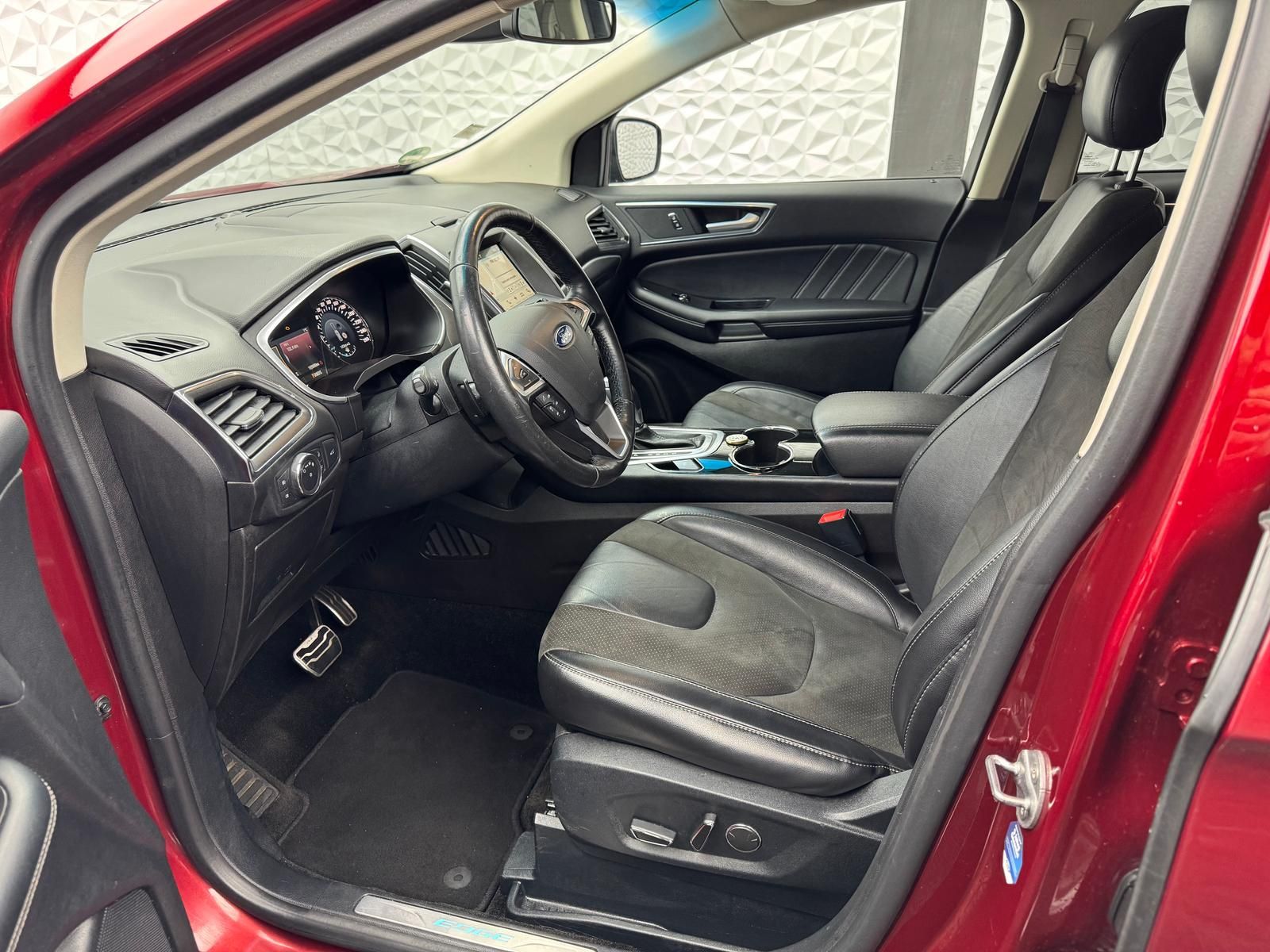 Fahrzeugabbildung Ford EDGE 2.0 TDCi ST-LINE 4x4/SONY/PANO/MEMORY/RCAM