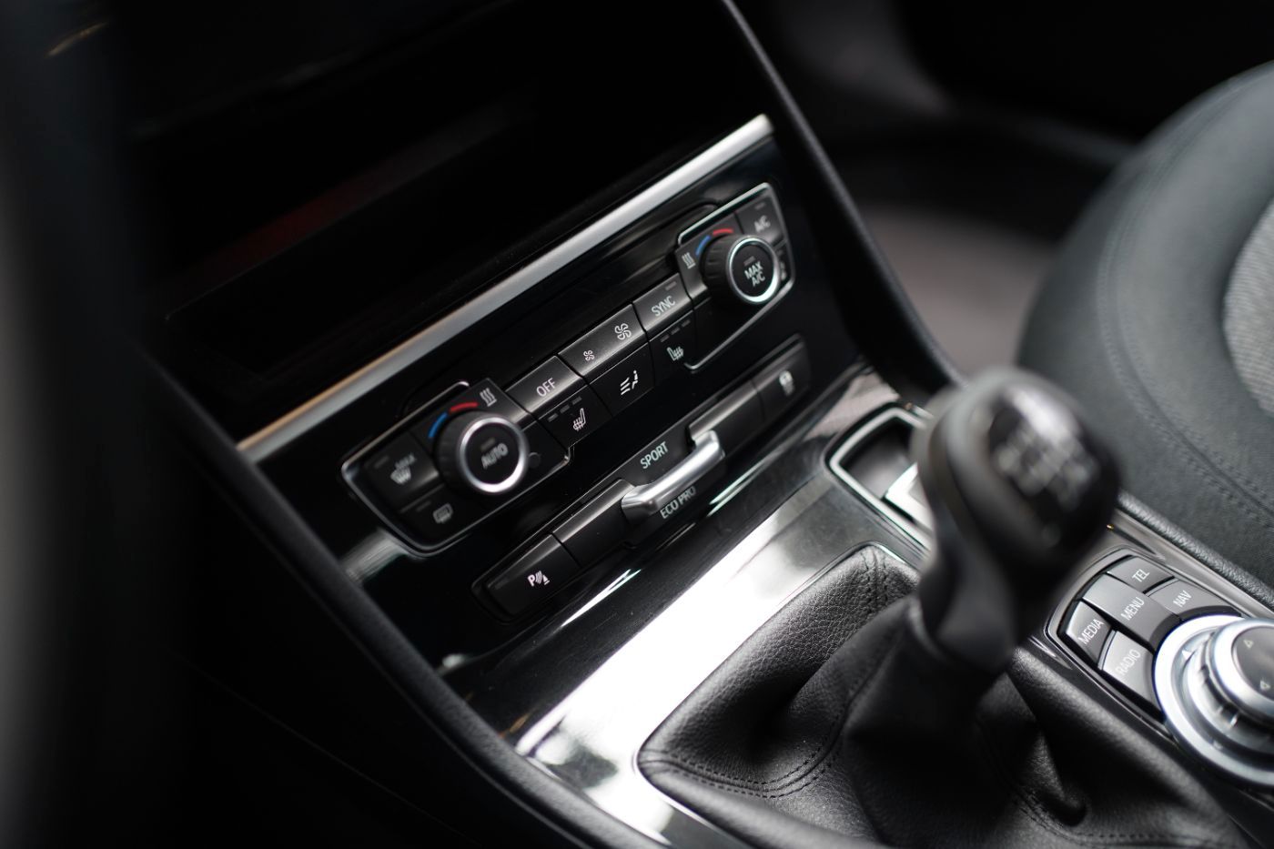 Fahrzeugabbildung BMW 218i Active Tourer Advantage KlimaA+LED+Navi+PDC