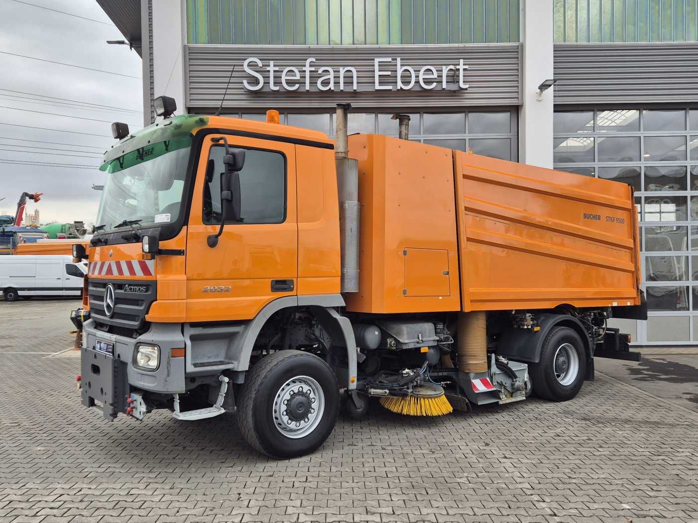 Fahrzeugabbildung Mercedes-Benz Actros 2032 A 4x4 Bucher STKF 9500 Airport 30x
