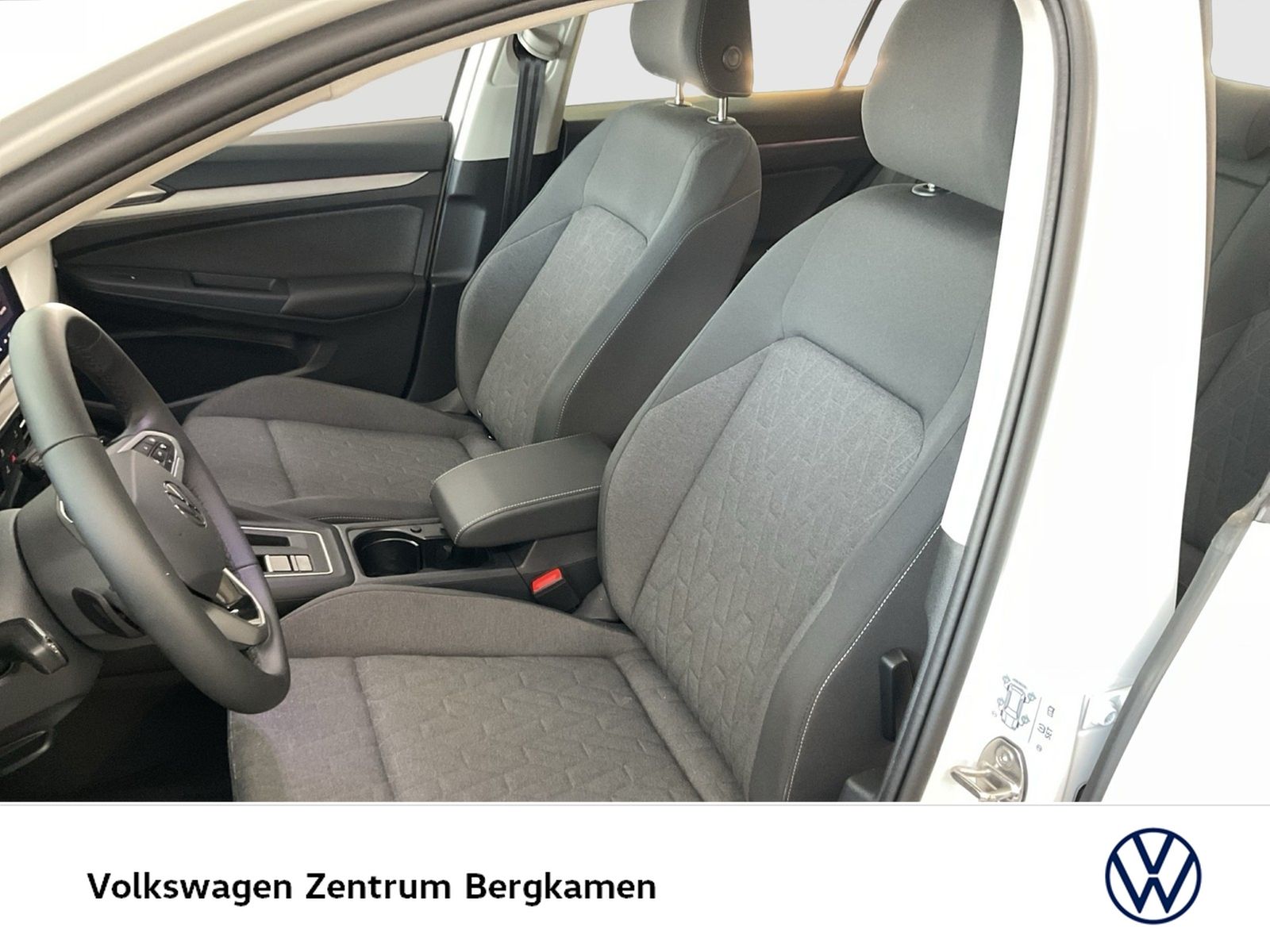 Volkswagen Golf VIII 1.5 eTSI LIFE CAM ACC CARPLAY SITZHEIZ foto 10