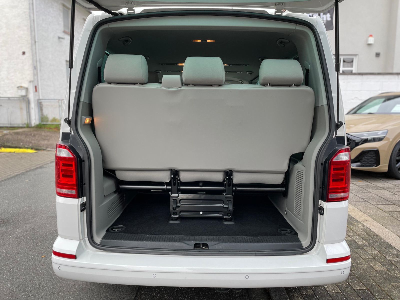 Fahrzeugabbildung Volkswagen T6 Caravelle Comfortline lang 9Sitze Automatik