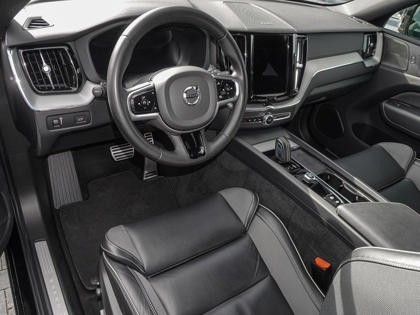 Volvo XC60 B4 B R-Design STANDHZG PANO AHK 360° H&K LE
