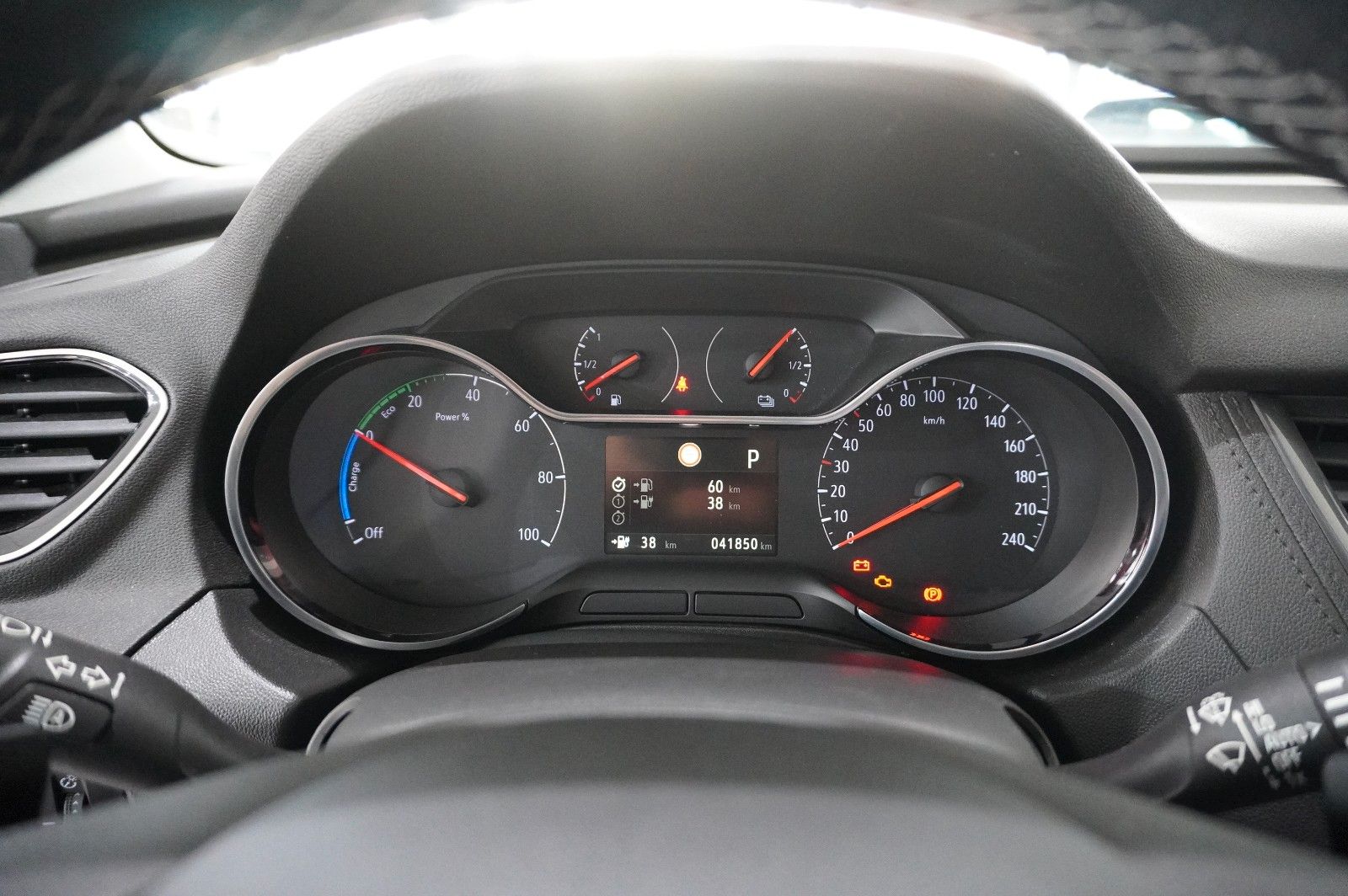 Fahrzeugabbildung Opel Grandland (X) 1.6T HYBRID NAVI/KAMERA/SH/SPORT