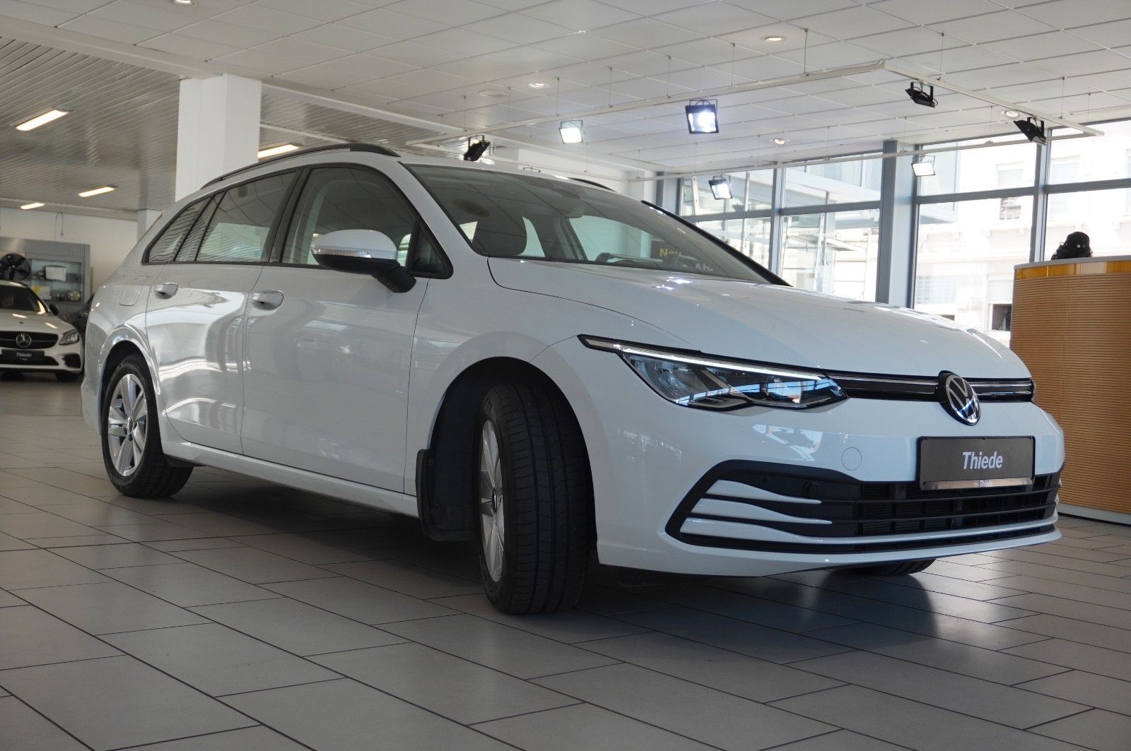 Fahrzeugabbildung Volkswagen Golf VIII Variant 1.5 TSI LIFE NAVI/LED/SHZ/VIRT