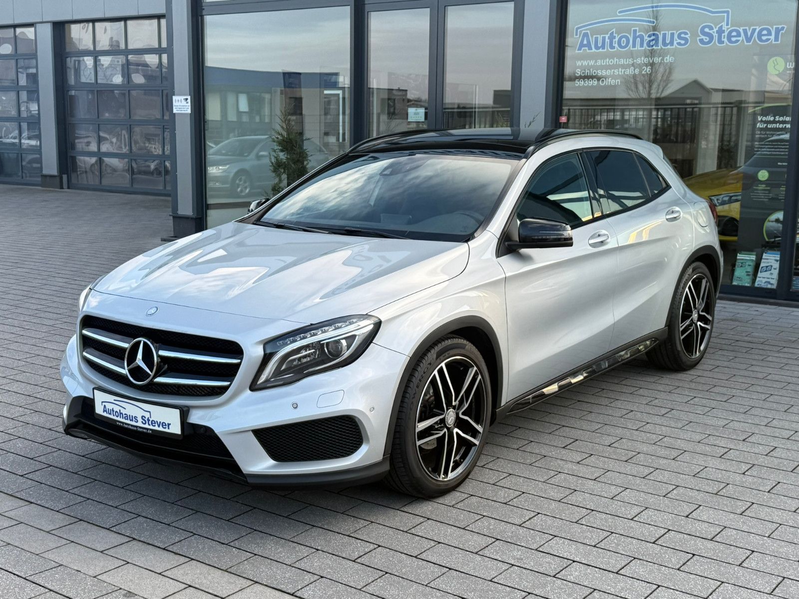 Fahrzeugabbildung Mercedes-Benz GLA 200 AMG Line PANO NAVI LEDER PDC WINTERRÄDER