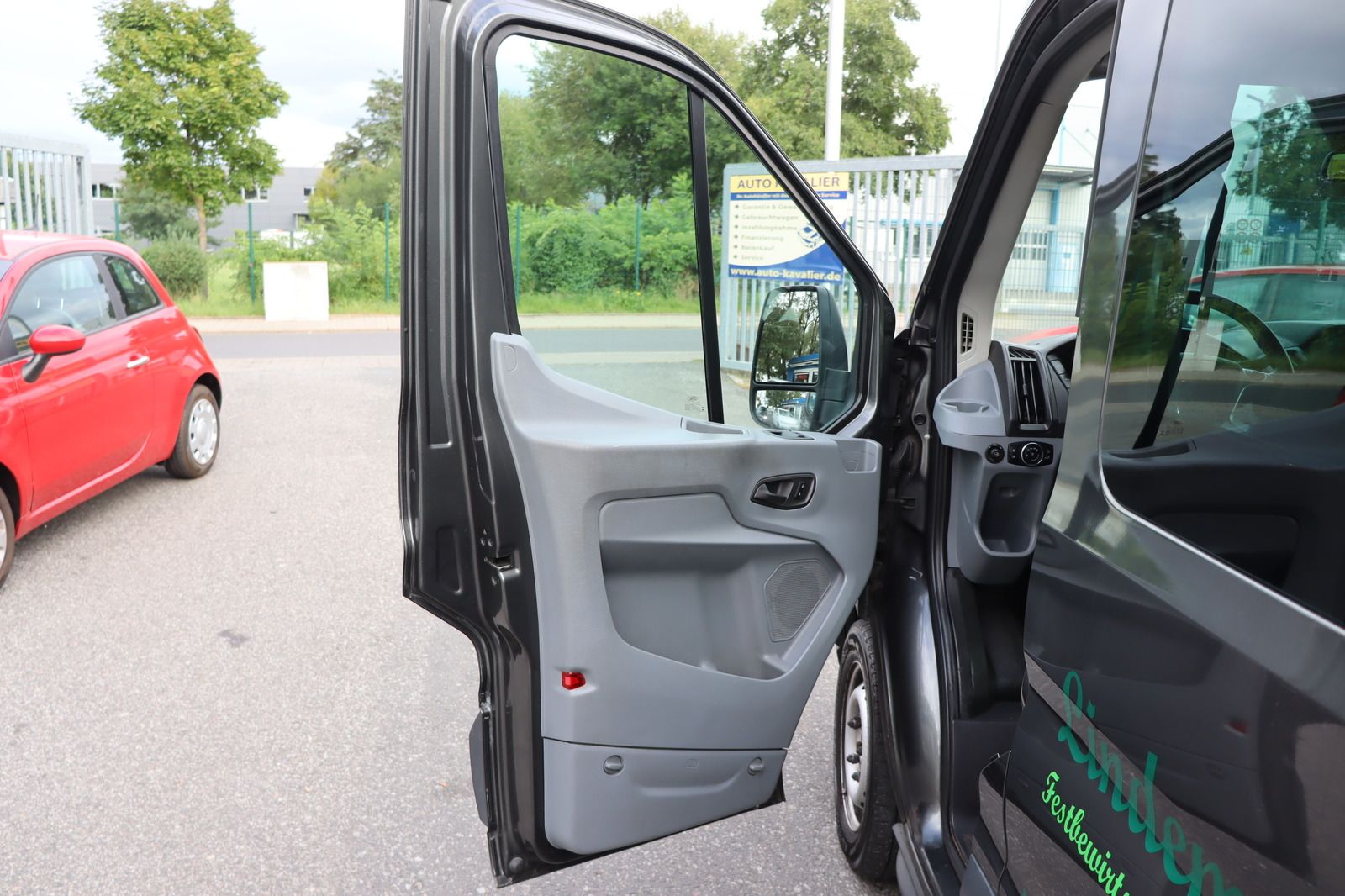 Fahrzeugabbildung Ford Transit 9-Sitzer * Rückfahrk. * Anhängerk.