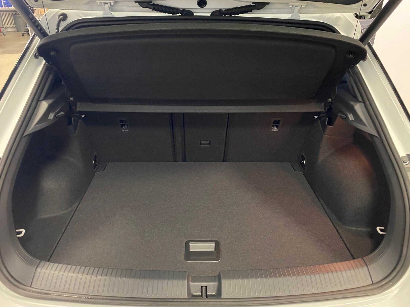 Fahrzeugabbildung Volkswagen T-Roc 1.5 TSI DSG+BLACKSTYLE+PANO+19"+ACC+MATRI+