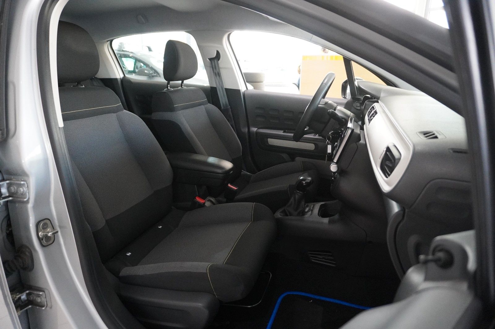Fahrzeugabbildung Citroën C3 LIM. 1.2 LIVE KLIMA/TEMP./NEBEL/SPORT/USB