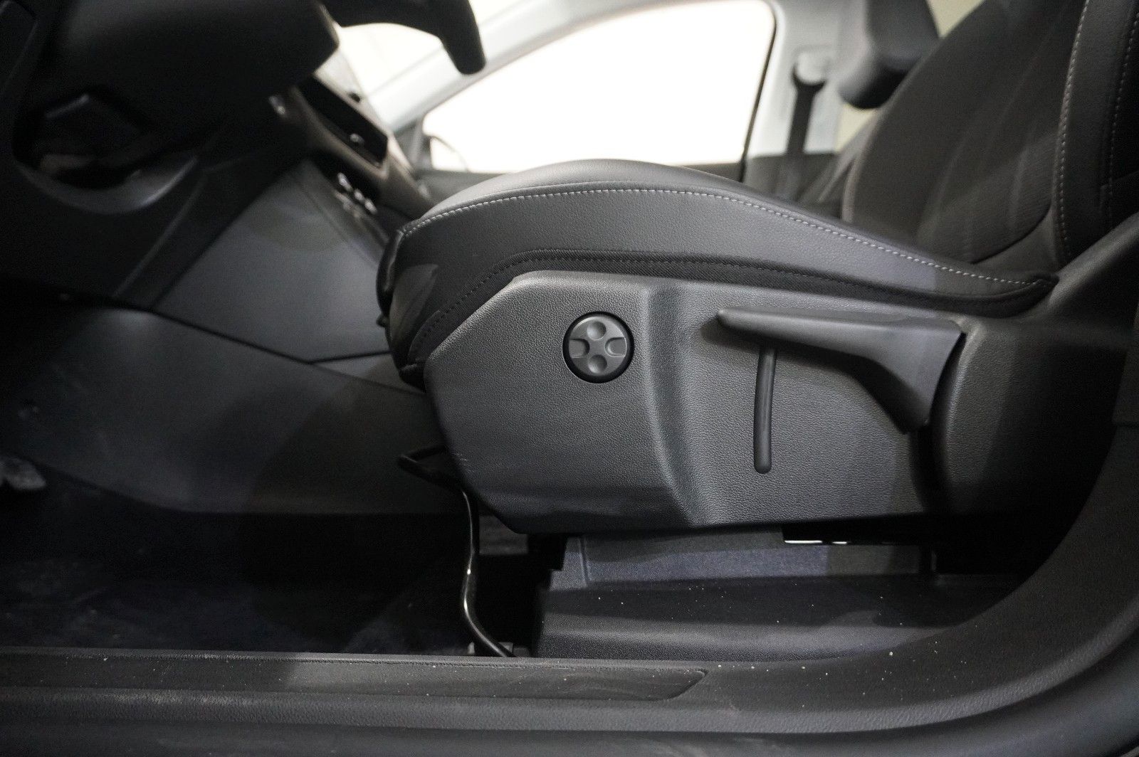 Fahrzeugabbildung Opel Grandland (X) 1.2T GS LINE NAVI/LED/KAMERA/SPORT