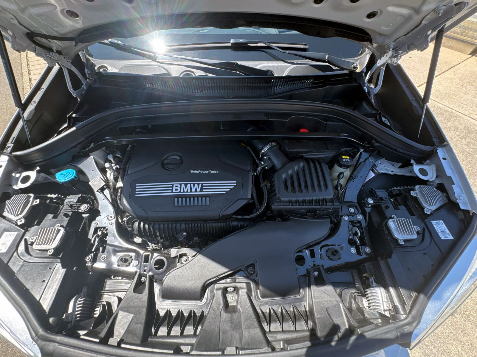 Fahrzeugabbildung BMW X1 xDrive 20i Sport-Line Temp. HUD PANO KAM PDC