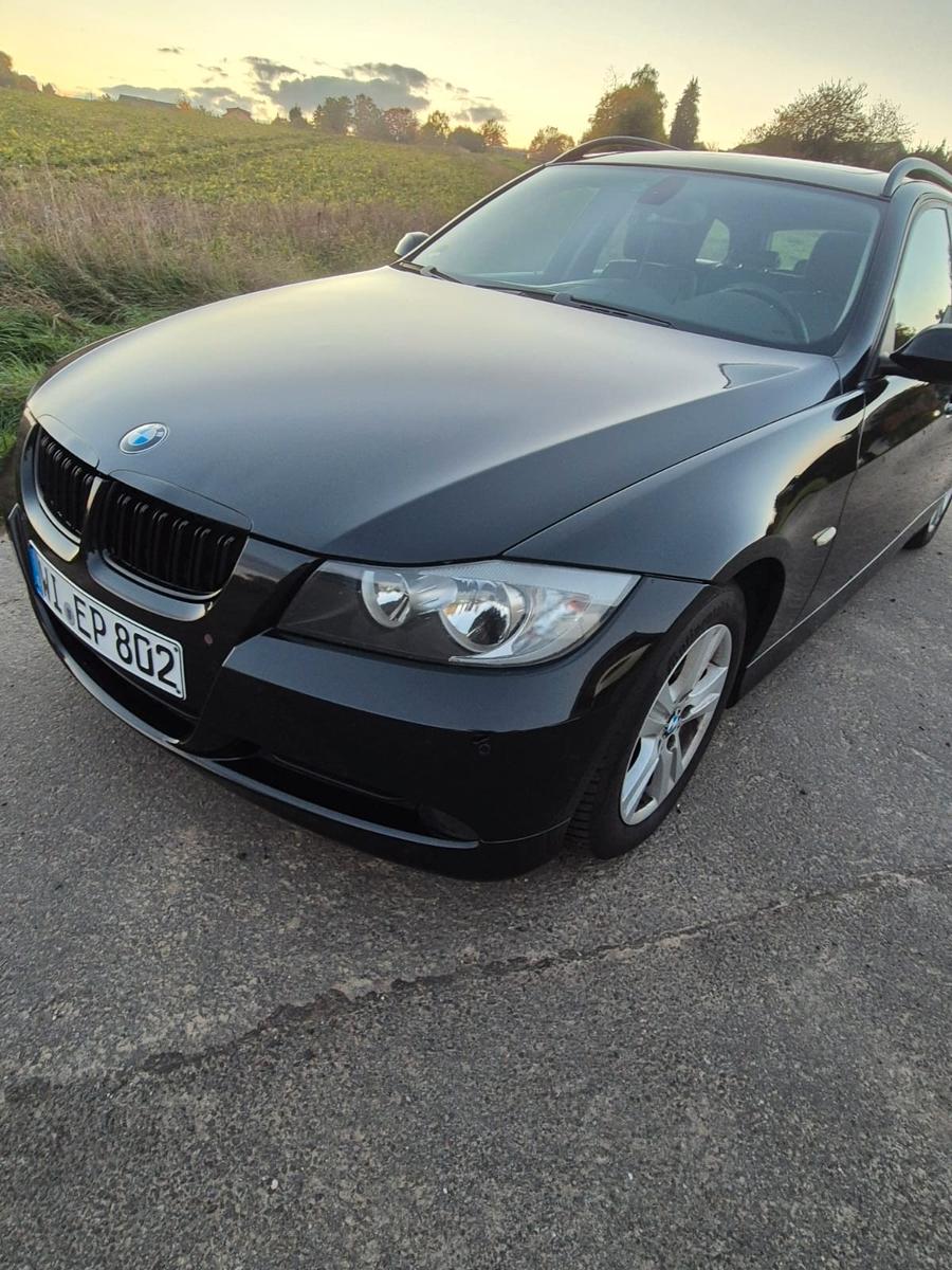 BMW 318 2007 — rear view