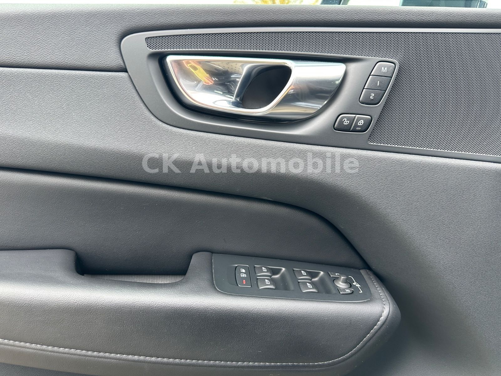 Fahrzeugabbildung Volvo XC60 B4 Plus Bright AWD/Navi/Leder/Pano/LED/Kam.