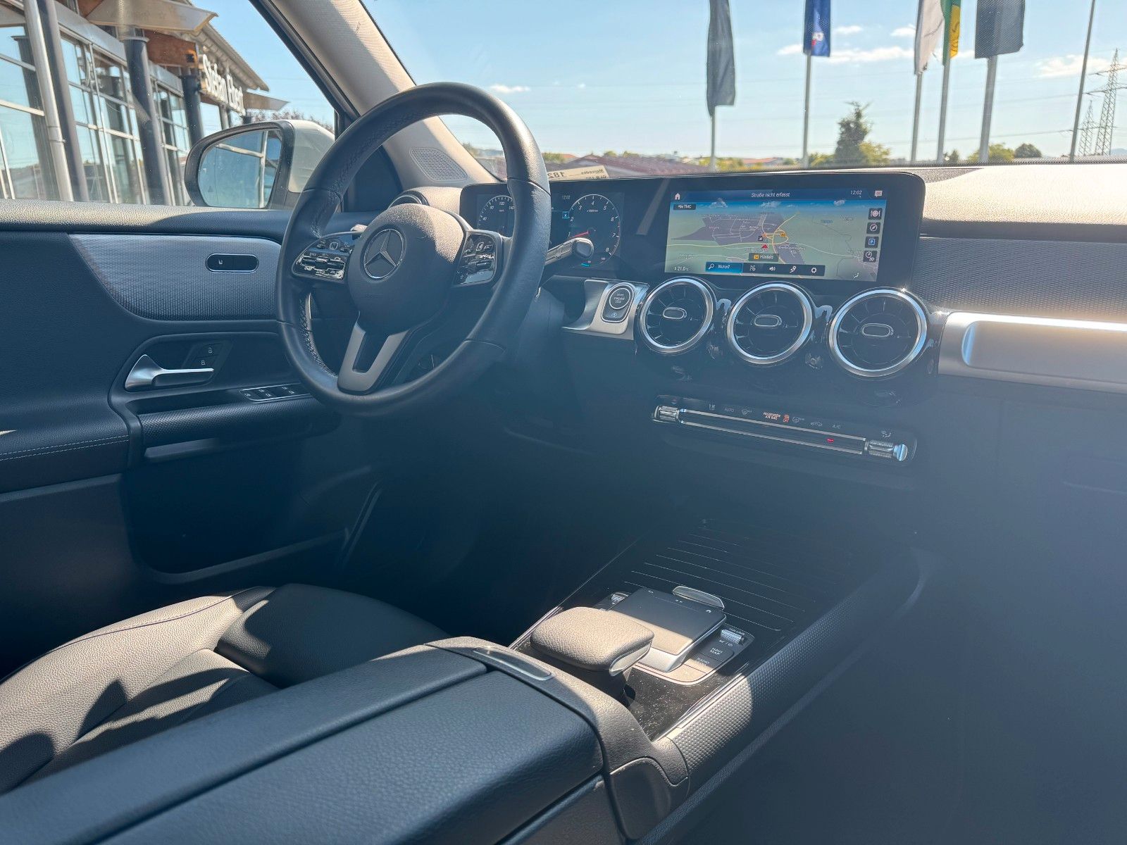 Fahrzeugabbildung Mercedes-Benz GLB 180 Style+Distronic+RKamera+Vollleder