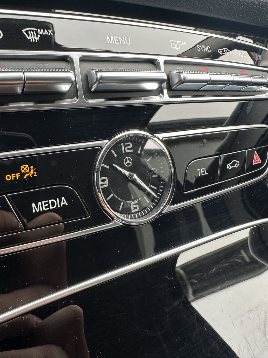 Fahrzeugabbildung Mercedes-Benz E 220d Limousine Avantgarde NAV+LED+AHK+CARPLAY