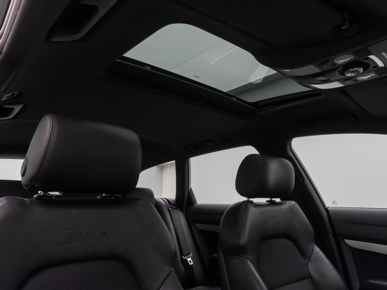 Fahrzeugabbildung Audi A6 Avant 2.7 TDI quattro S Line Glasdach Xenon