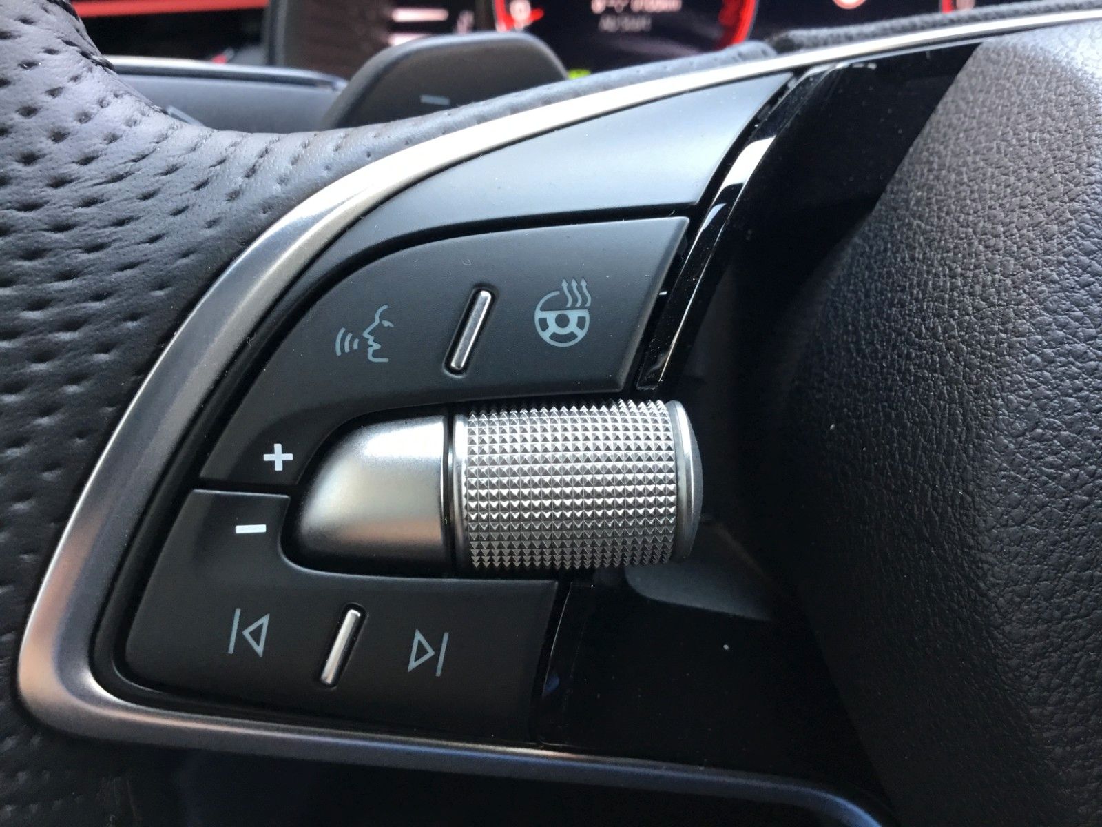 Fahrzeugabbildung SKODA Kamiq 1.5 TSI DSG Monte Carlo+AHK+Navi+Kamera