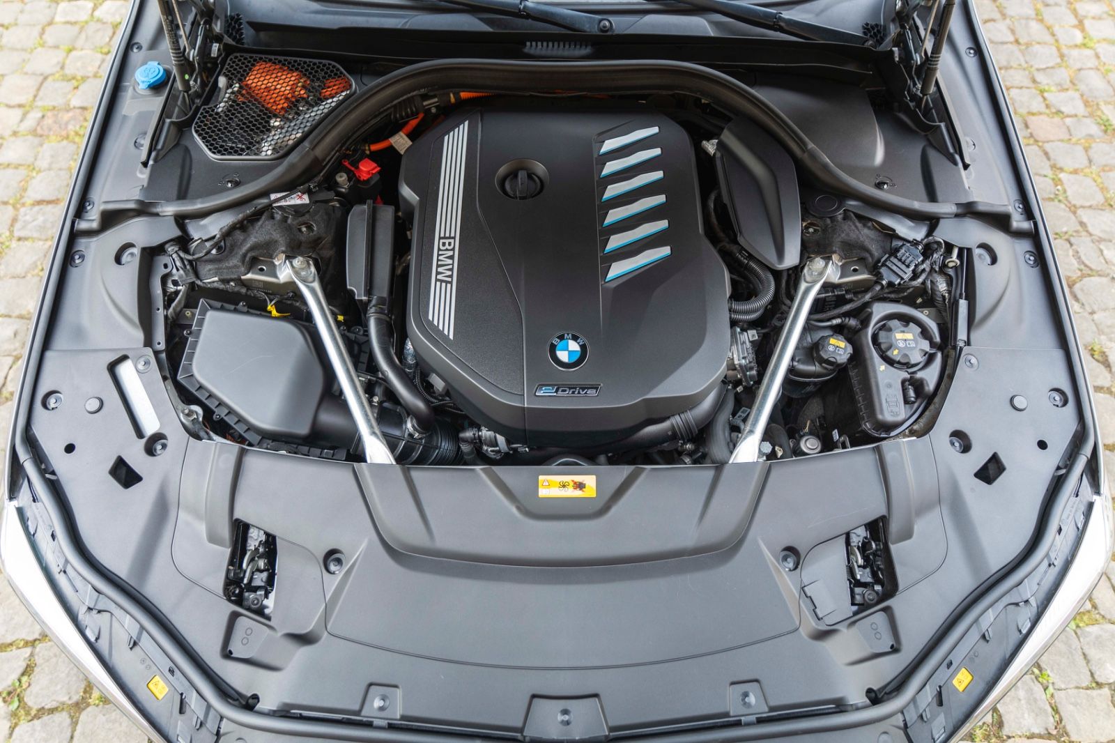 Fahrzeugabbildung BMW 745 e M Sportpaket Laserlicht Head Up Harman