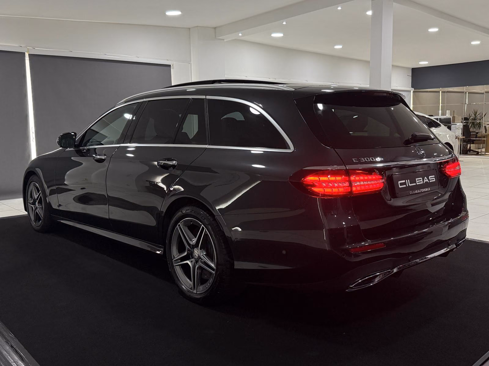 Mercedes-Benz E 300 de T 9G AMG-LINE*PANO*360*DISTR*AMBI*AHK*
