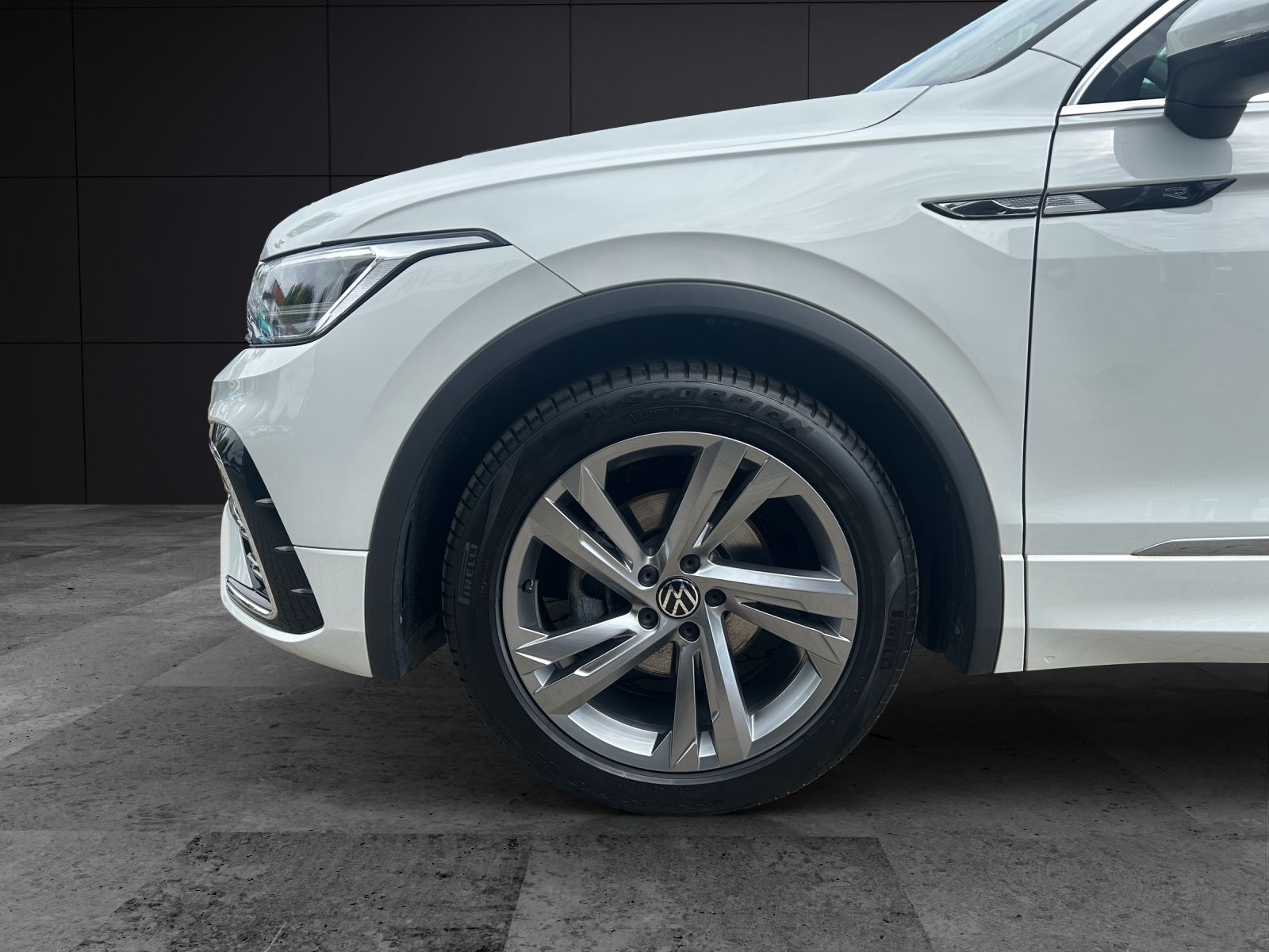 Fahrzeugabbildung Volkswagen Tiguan TSI R-Line DSG Standhzg LED AHK Navi AID