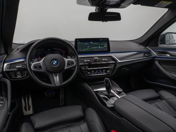 Fahrzeugabbildung BMW 520d M Sport  Kamera HUD DAB HiFi AHK DisplayKey