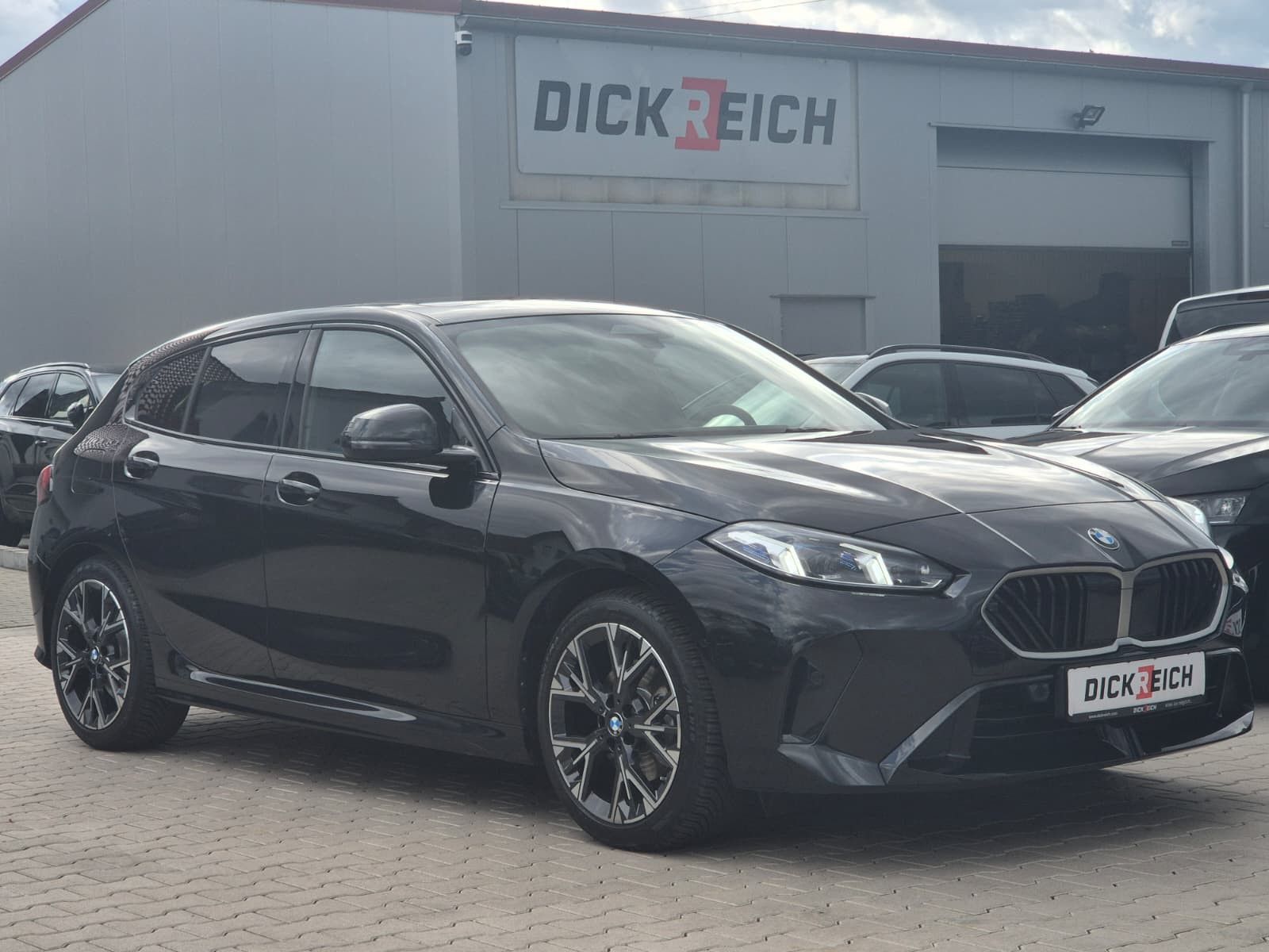 Fahrzeugabbildung BMW 120 i M Sport Adaptiv LED*PANO*AHK*M Alcantara