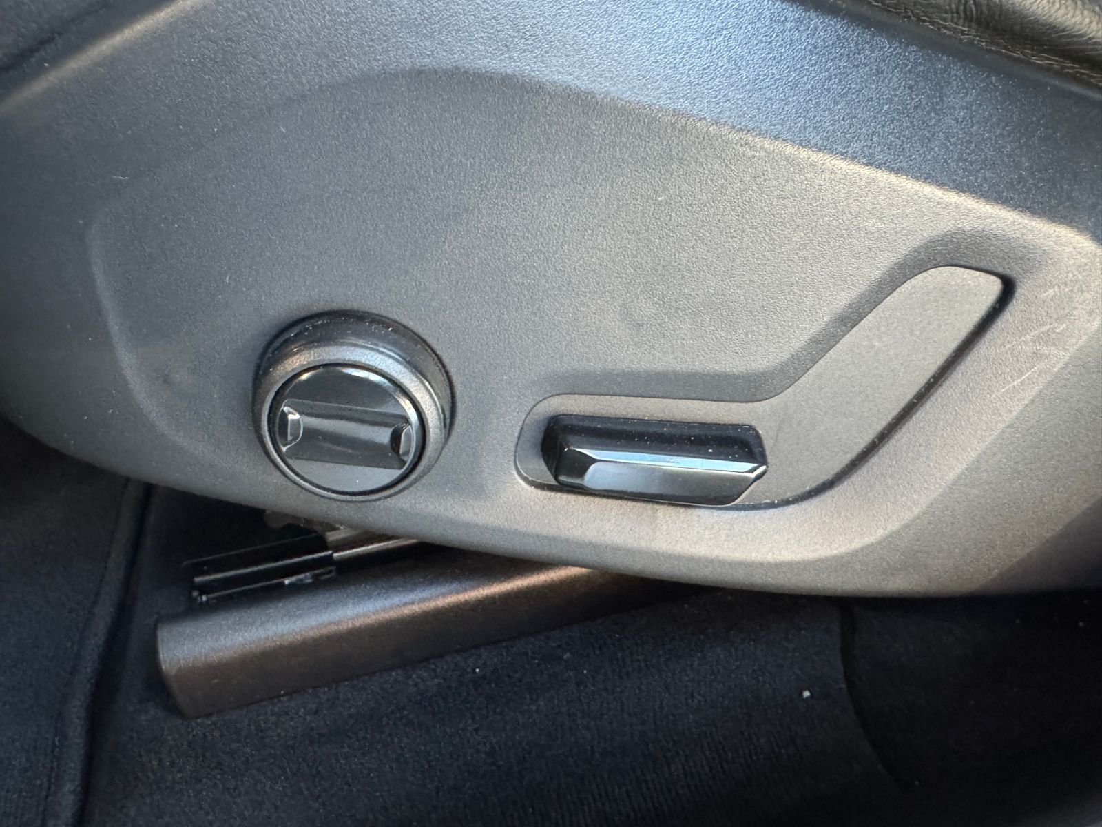 Fahrzeugabbildung Volvo XC60 Momentum Pro 2WD LED NAV DAB RFK SHZ ALU