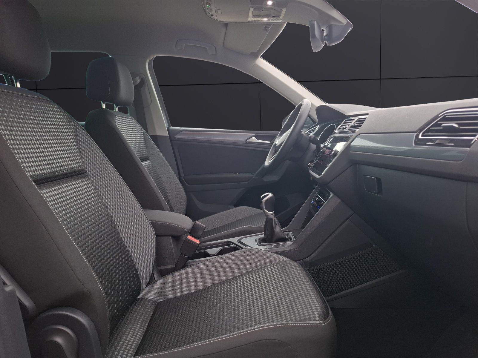 Fahrzeugabbildung Volkswagen Tiguan TSI Active LED Navi ACC RFK SH 18"