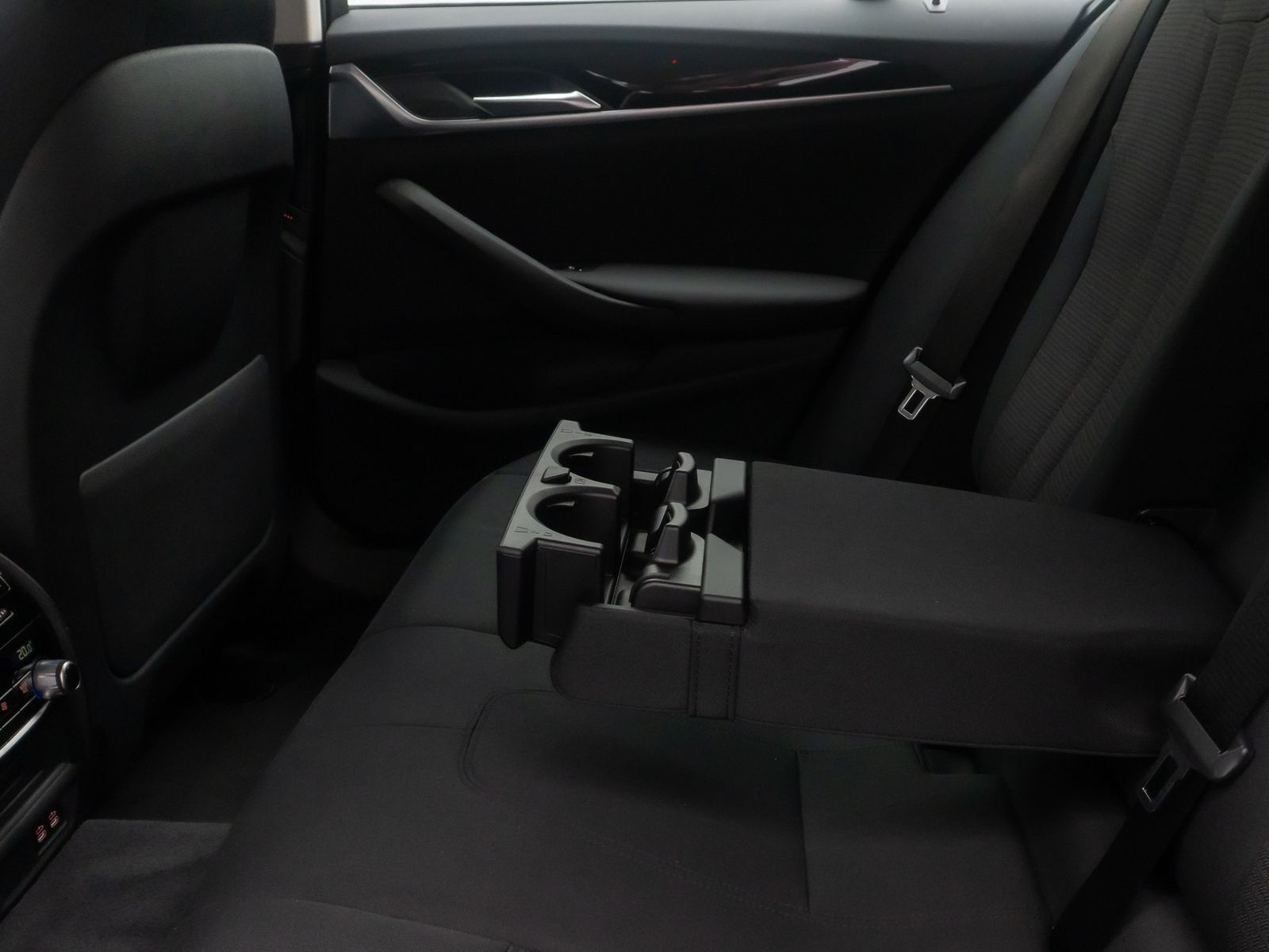 Fahrzeugabbildung BMW 530e AHK Alarm Kamera DAB 4xKlima M Sport 18Zoll