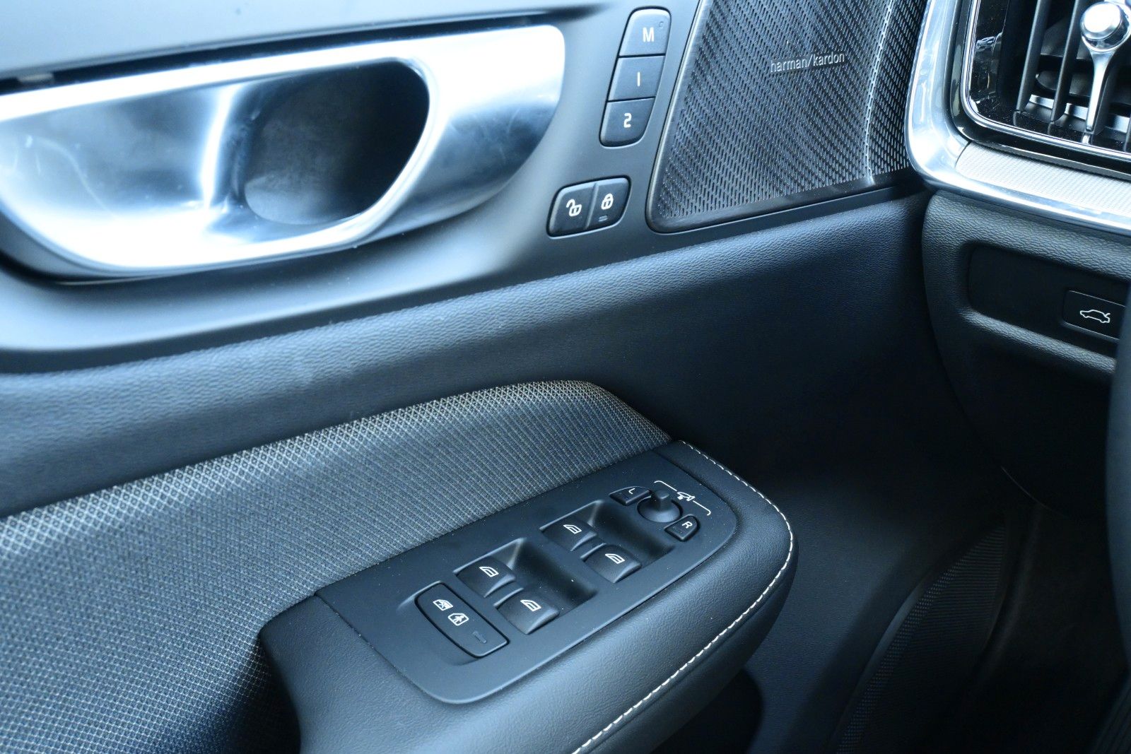 Fahrzeugabbildung Volvo V60 B4 D Auto Plus Dark*RFK*STDHZG*PANO*ACC