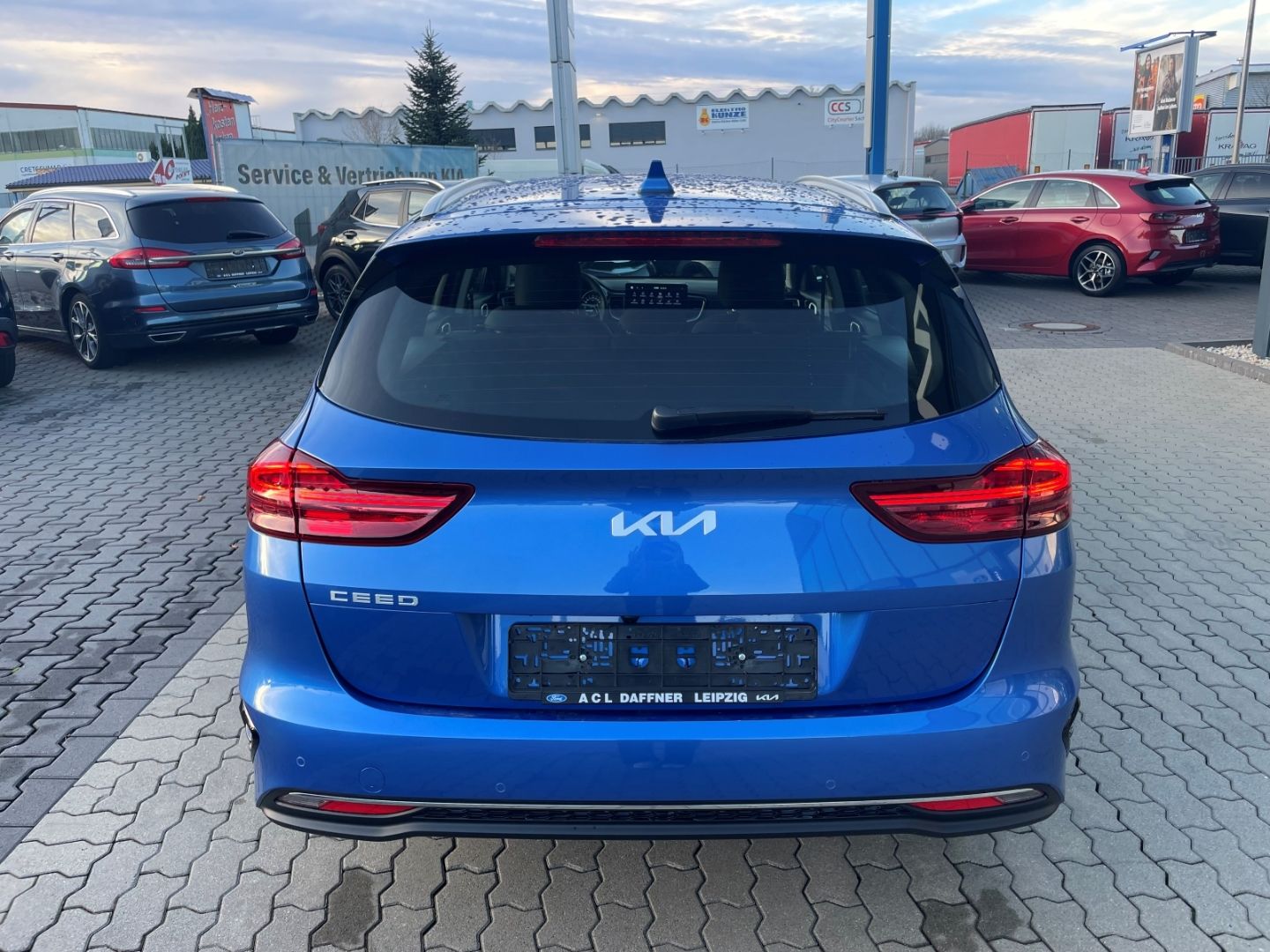 Fahrzeugabbildung Kia Ceed_sw Vision Kamera PDC VerkehrszeichERK