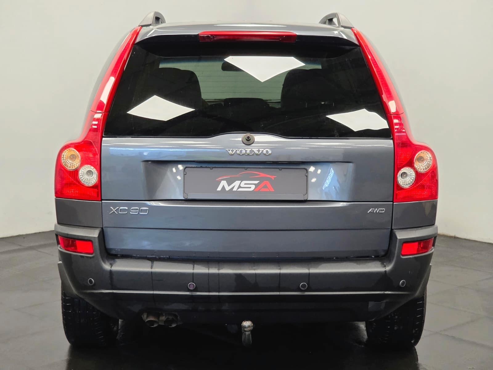 Volvo XC90 D5 Momentum 2.4 5 cyl. 185 ch BVM 4x4 / 172 300 km / Toit ouvrant / Cuir / Distribution neuve / Attelage