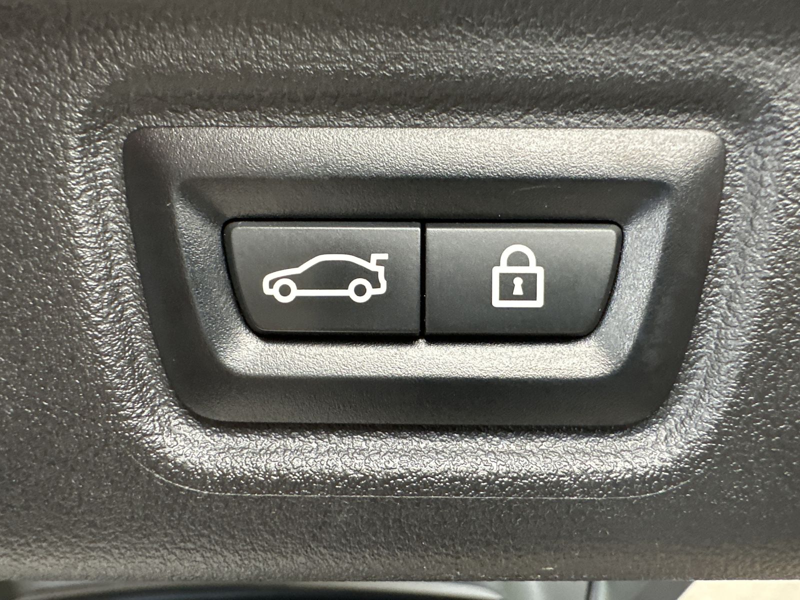 Fahrzeugabbildung BMW 330e Touring xD M-Sport NAV+LASER+PANO+HEADUP+VC