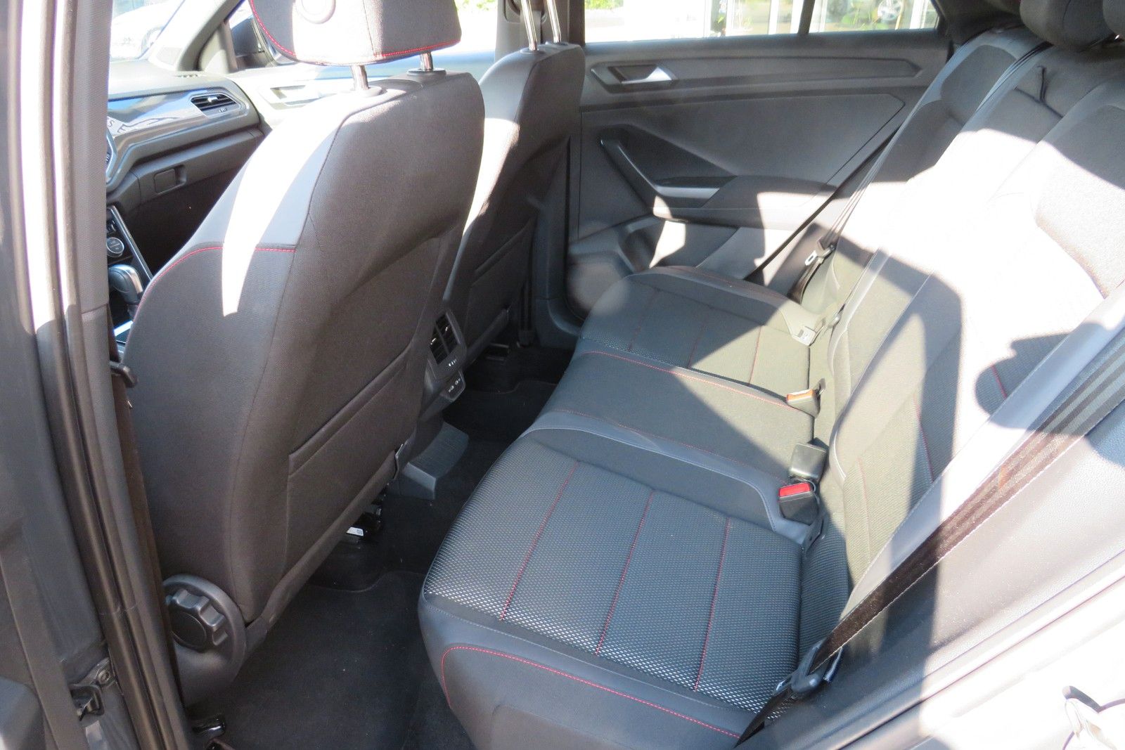 Fahrzeugabbildung Volkswagen T-Roc Sport ACC LED PDC NAVI DAB 1.HAND