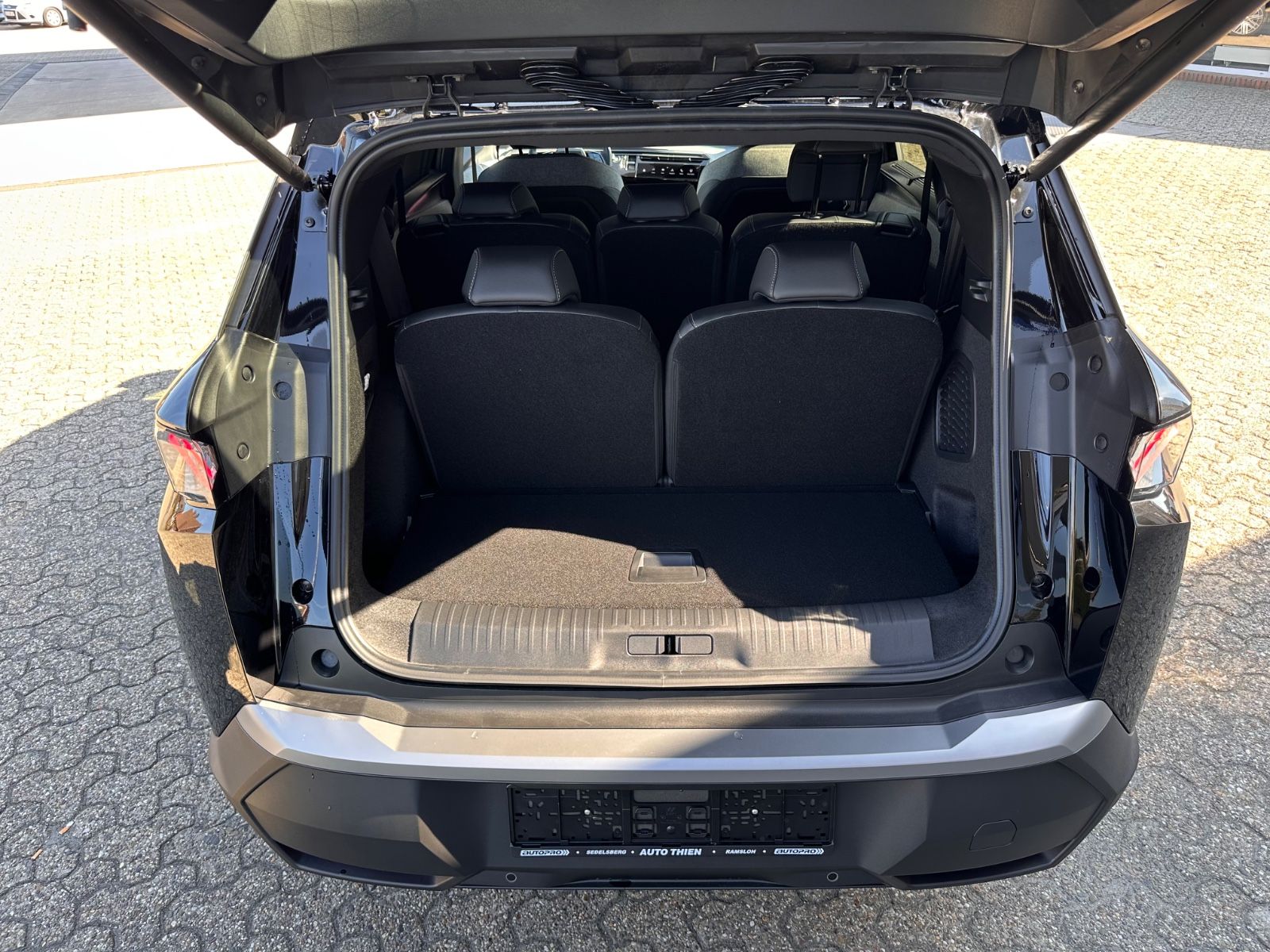 Fahrzeugabbildung Peugeot 5008 GT Hybrid 145 Autom 7-Sitz/ACC/Navi/APP/LED