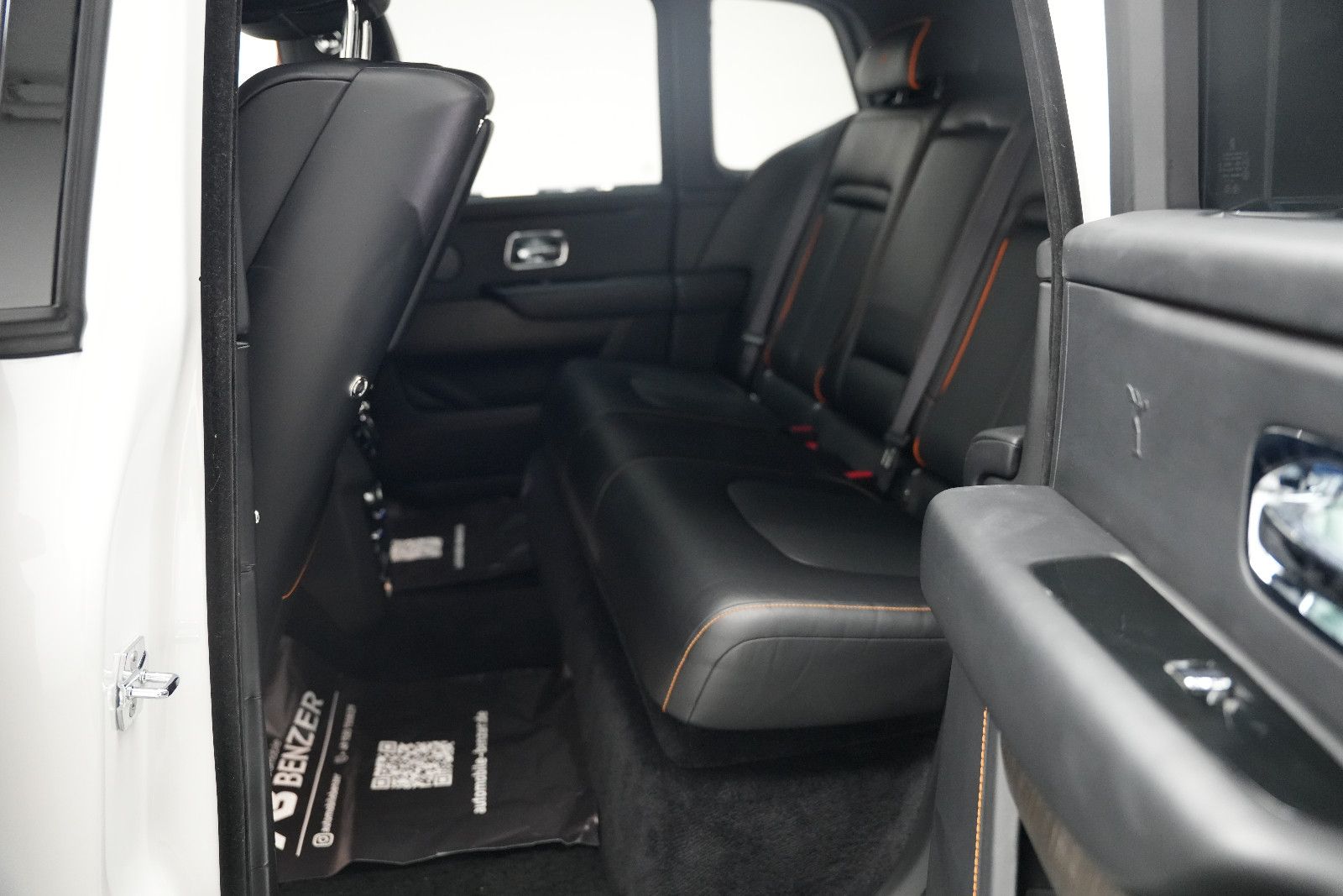 Fahrzeugabbildung Rolls-Royce Cullinan/NOVITEC/WIDEBODY/24''/FOND-TV/STERNEHIM